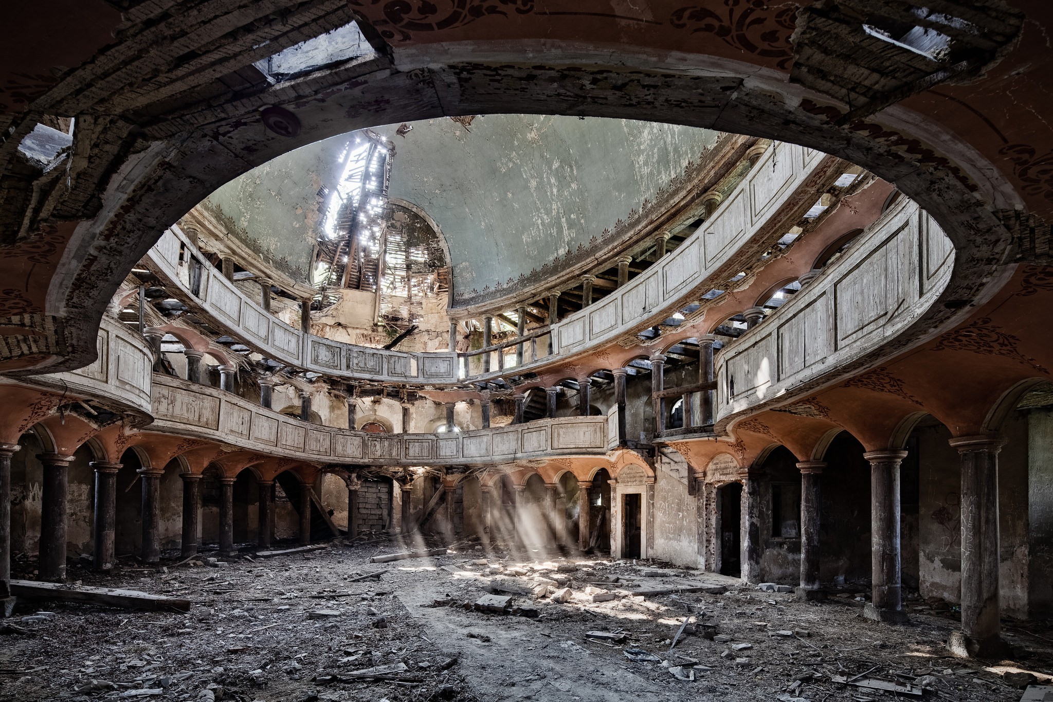General 2048x1365 architecture building abandoned sun rays column pillar dirt dome balcony arch old building