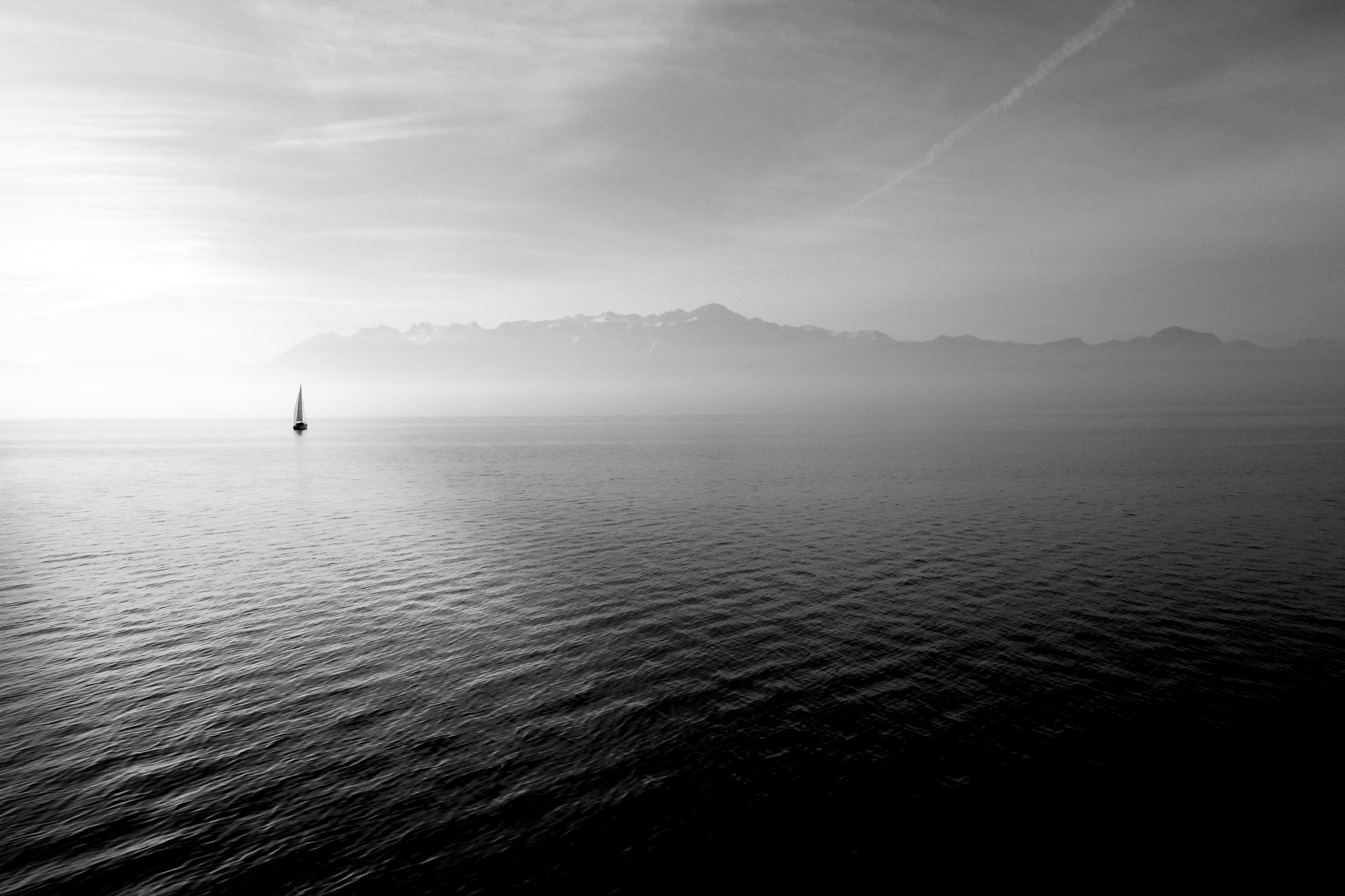 General 4000x2664 photography lake sailing ship monochrome water ripples