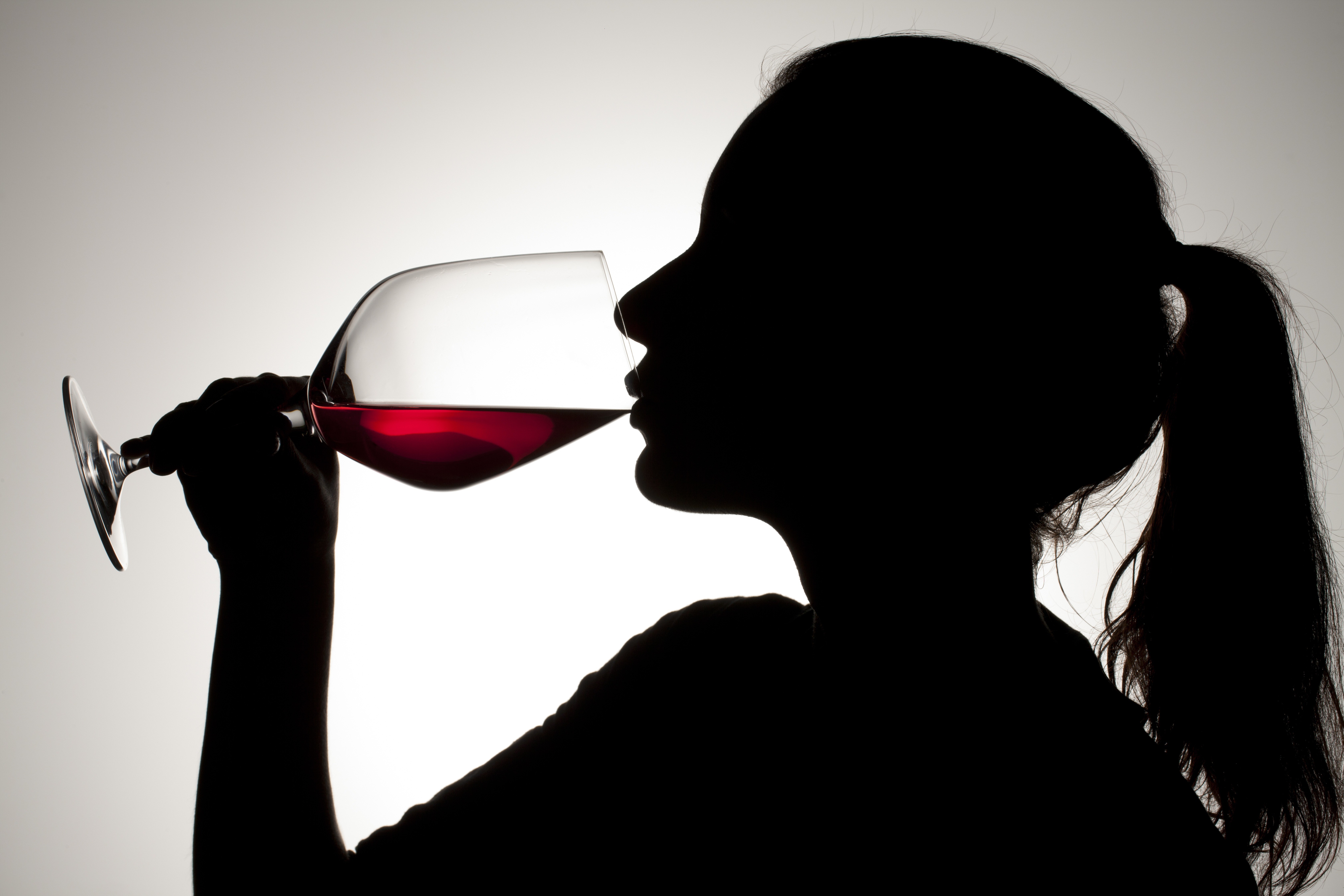 Картинка пить вино. Девушка пьет красное вино. Девушка с бокалом. Бокал красного вина. Девушка с бокалом красного вина.