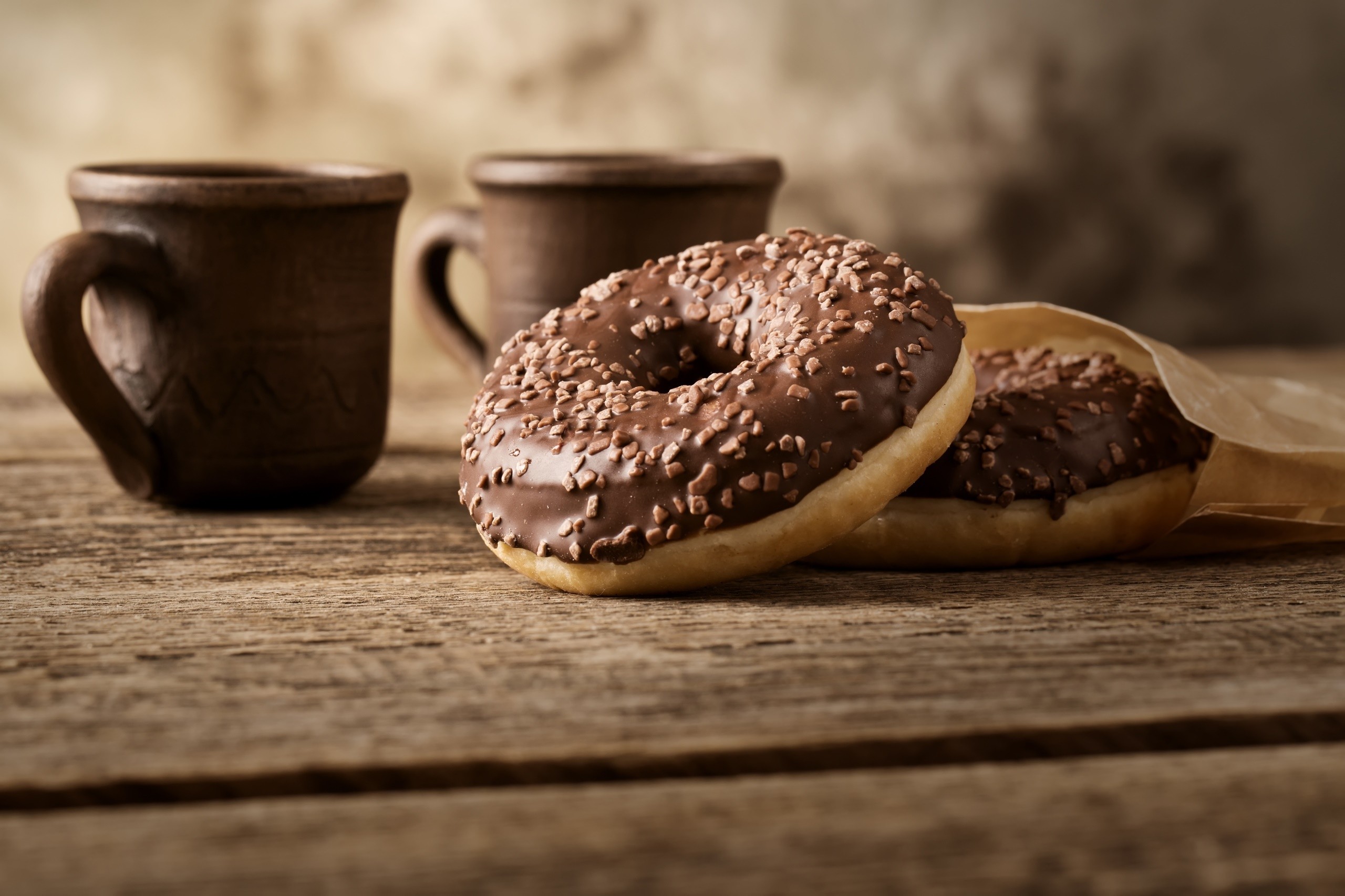 General 2560x1707 wooden surface brown cup food donut sweets