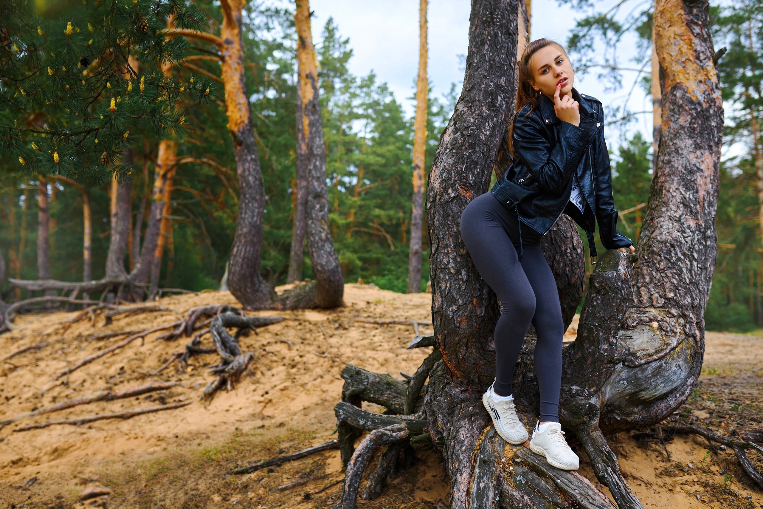 People 2560x1707 Sergey Bogatkov women model brunette leggings women outdoors hips trees nature leather jacket jacket white sneakers