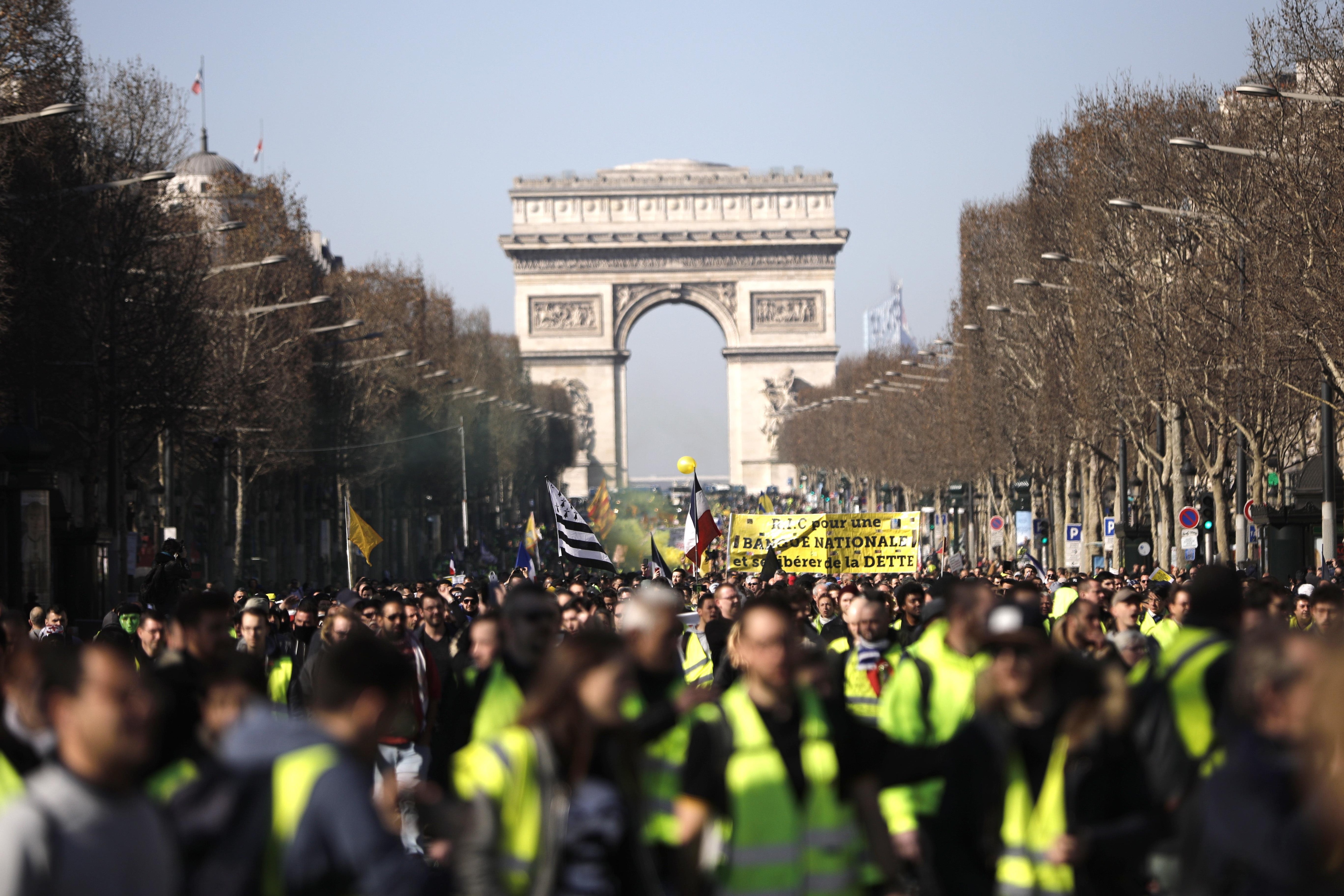People 5000x3334 crowds protestors group of people flag Arc de Triomphe Paris France Champs-Élysées