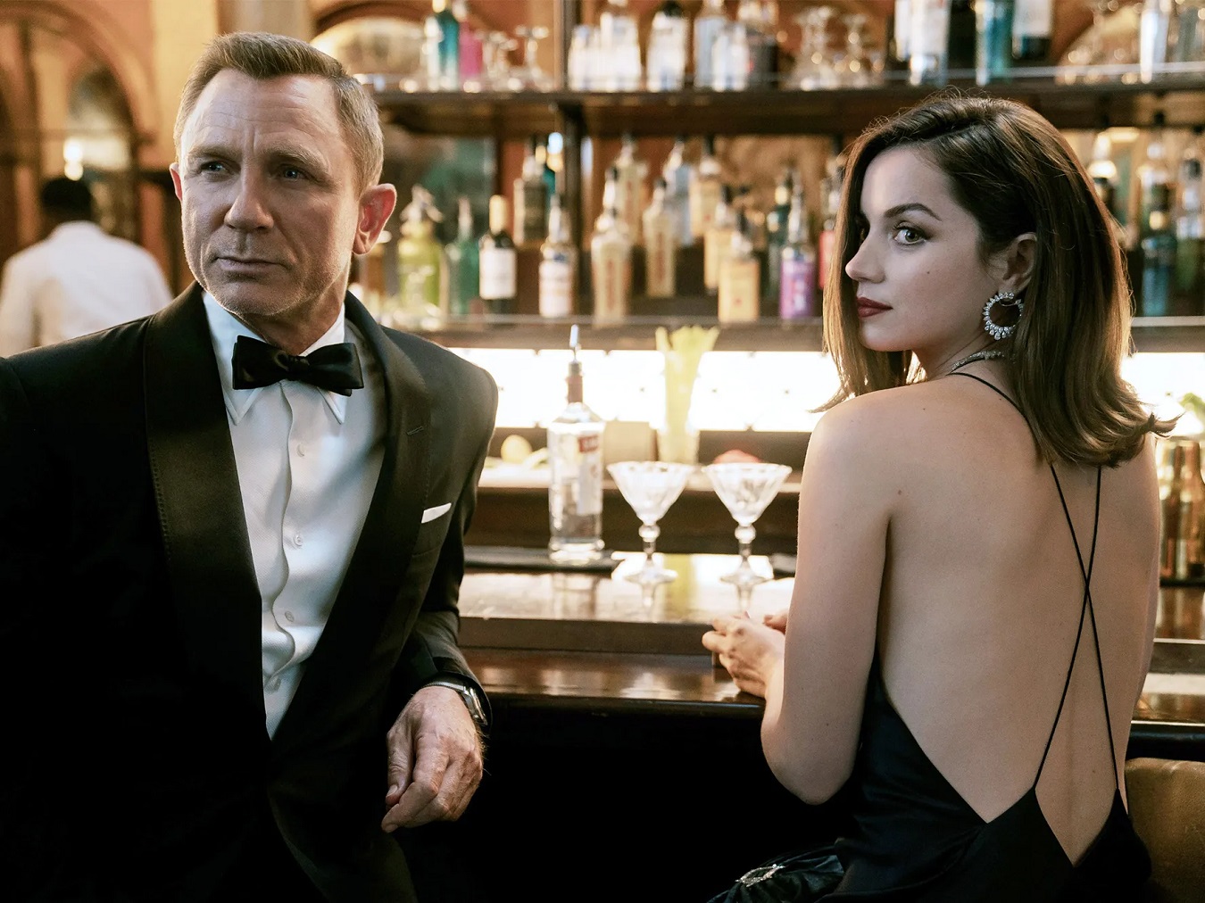 People 1350x1012 Ana de Armas Daniel Craig actor actress bar No Time To Die 007 James Bond women men Spanish women