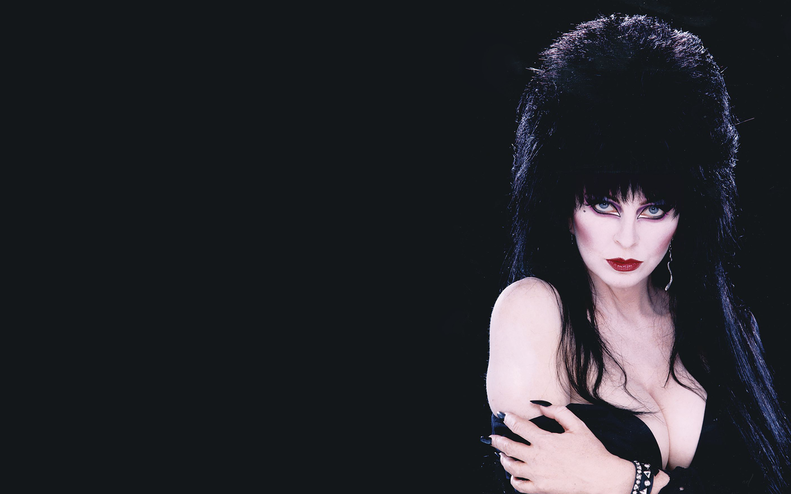 People 2560x1600 Elvira Elvira Mistress of the Dark Cassandra Peterson actress dark background cleavage arms crossed women