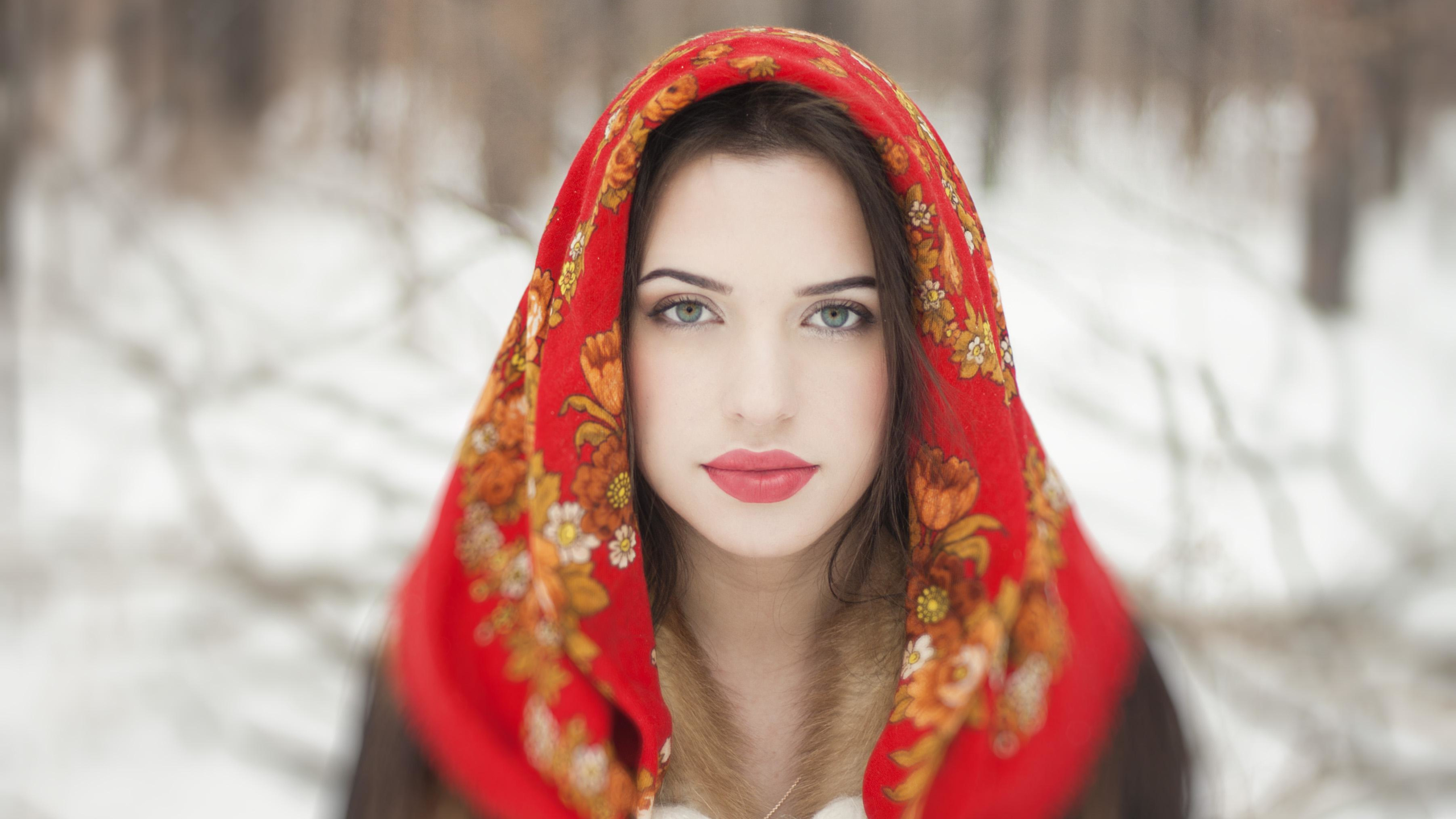 People 2560x1440 women brunette face portrait depth of field snow winter juicy lips red lipstick pale
