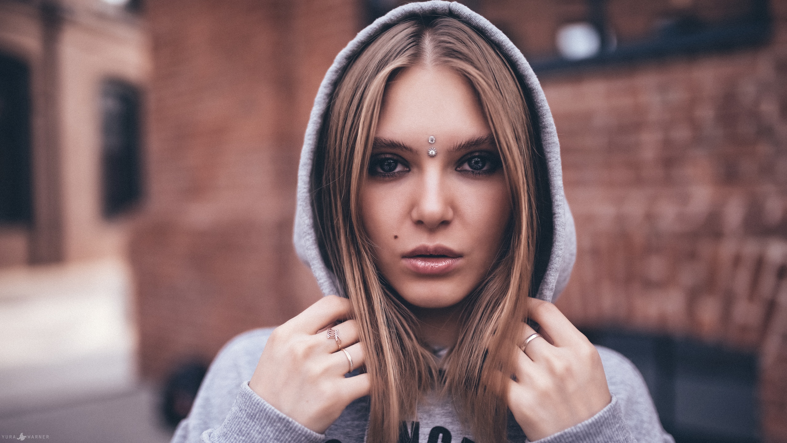 People 2560x1440 Olga Serbina Yura Warner women model outdoors face piercing hoods sweatshirts closeup