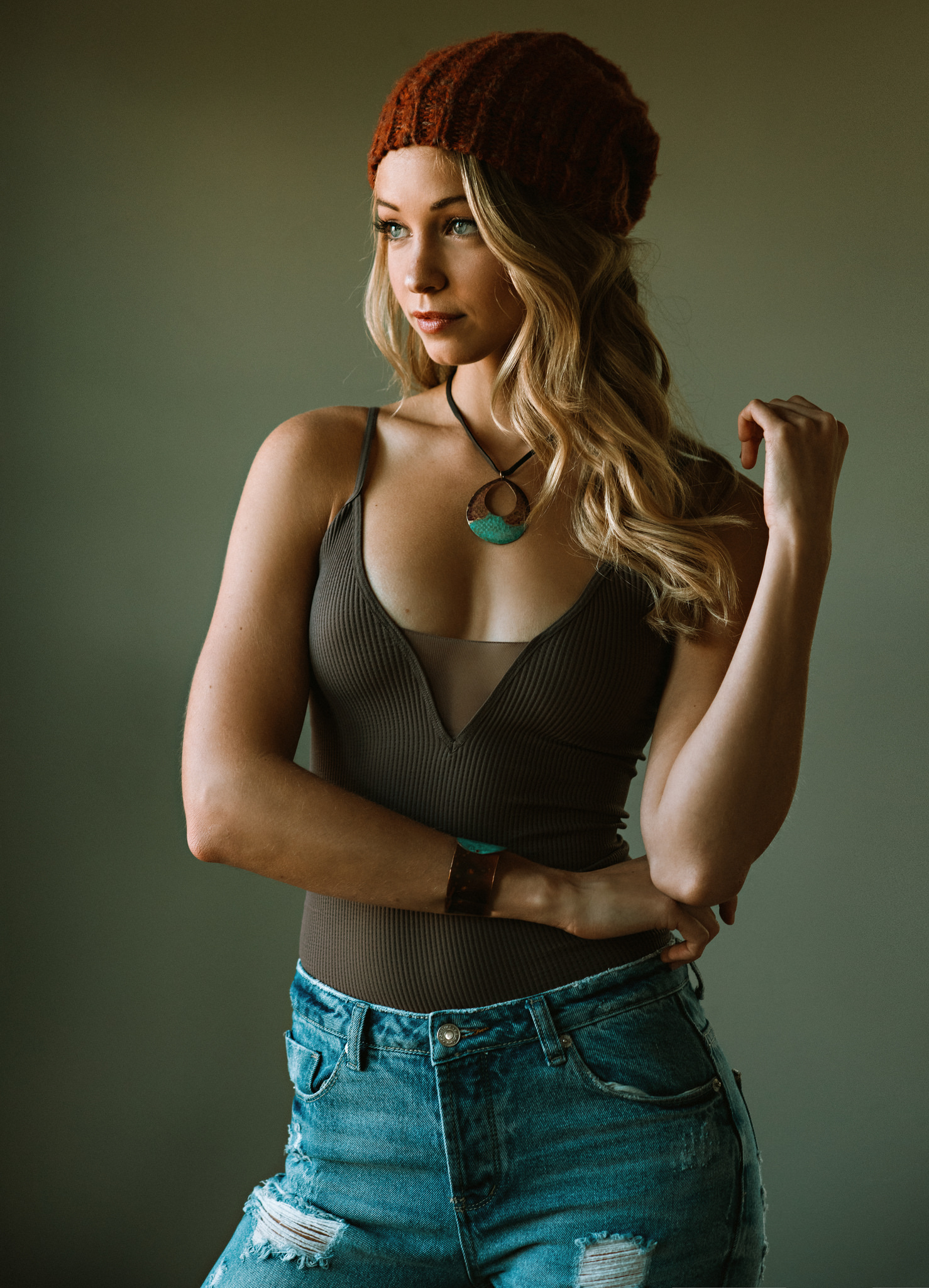 People 1478x2048 women long hair blonde cleavage tank top jeans toque simple background necklace torn jeans curly hair