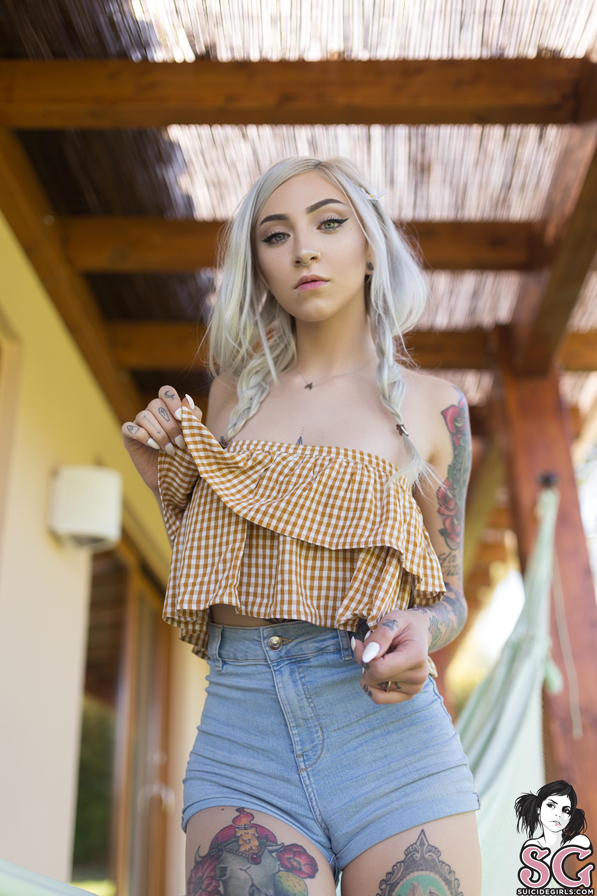 People 2000x3000 Ivory Suicide Suicide Girls women model inked girls tattoo portrait display high waisted shorts blonde jean shorts bare shoulders tight shorts depth of field blue eyes pierced nose watermarked