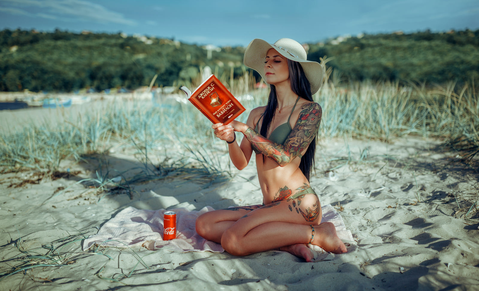 People 1600x973 women hat bikini brunette women outdoors books tattoo sand sky Coca-Cola belly sitting long hair towel