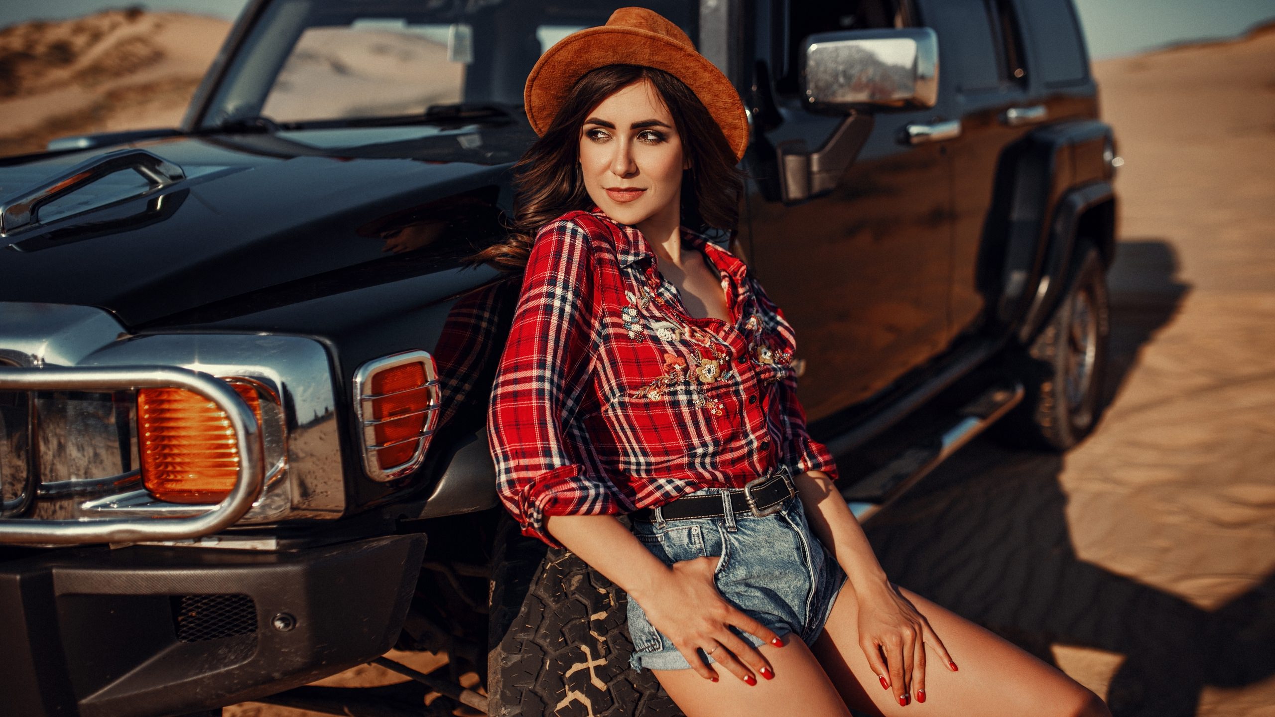 People 2560x1440 women hat women outdoors sky clouds car desert plaid shirt jean shorts women with cars red nails belt smiling Hummer American cars