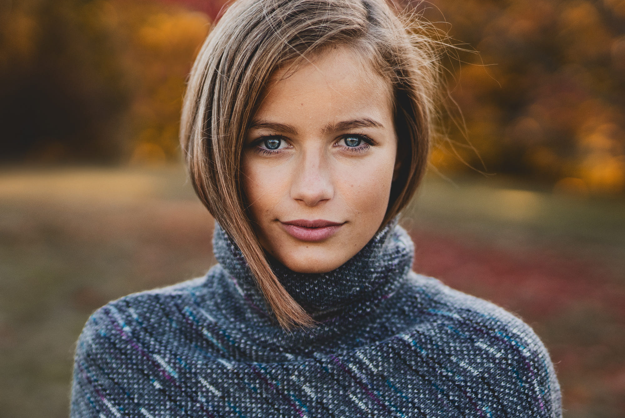 People 2000x1337 women model 500px brunette sweater looking at viewer blue eyes depth of field short hair portrait face
