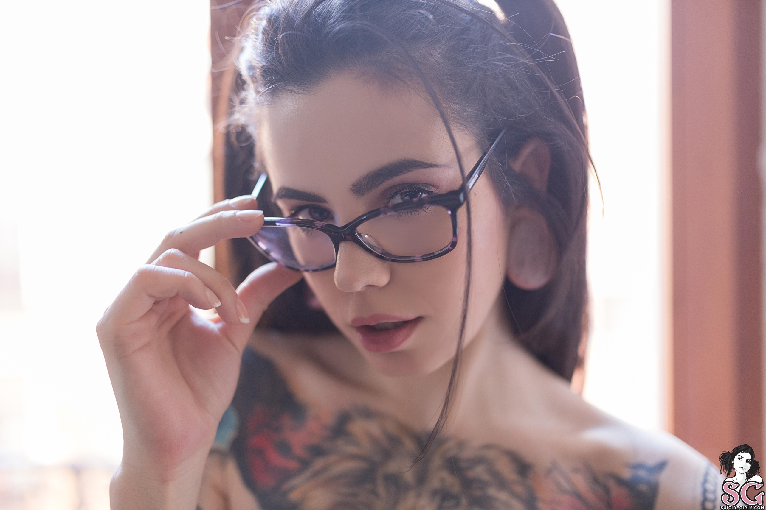 People 2570x1713 Nilo Suicide Girls brunette women indoors inked girls tattoo model women women with glasses face bare shoulders blurred pink lipstick bokeh watermarked closeup