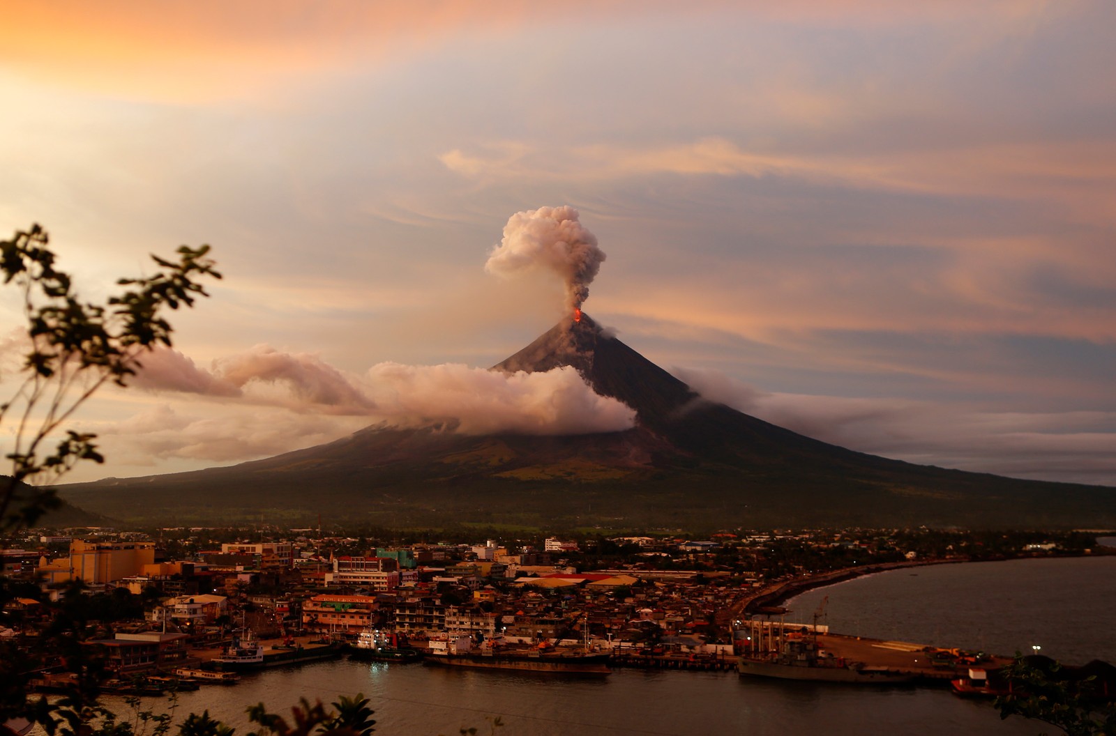 General 1600x1056 building cityscape volcano nature landscape eruption smoke clouds Philippines lava leaves