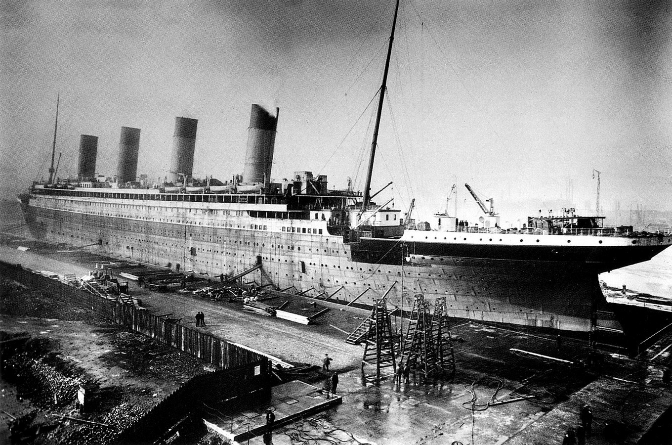 General 1360x900 old photos monochrome history photography ship Titanic Belfast Ireland cruise ship dock construction site harbor workers ladder wood chimneys Northern Ireland
