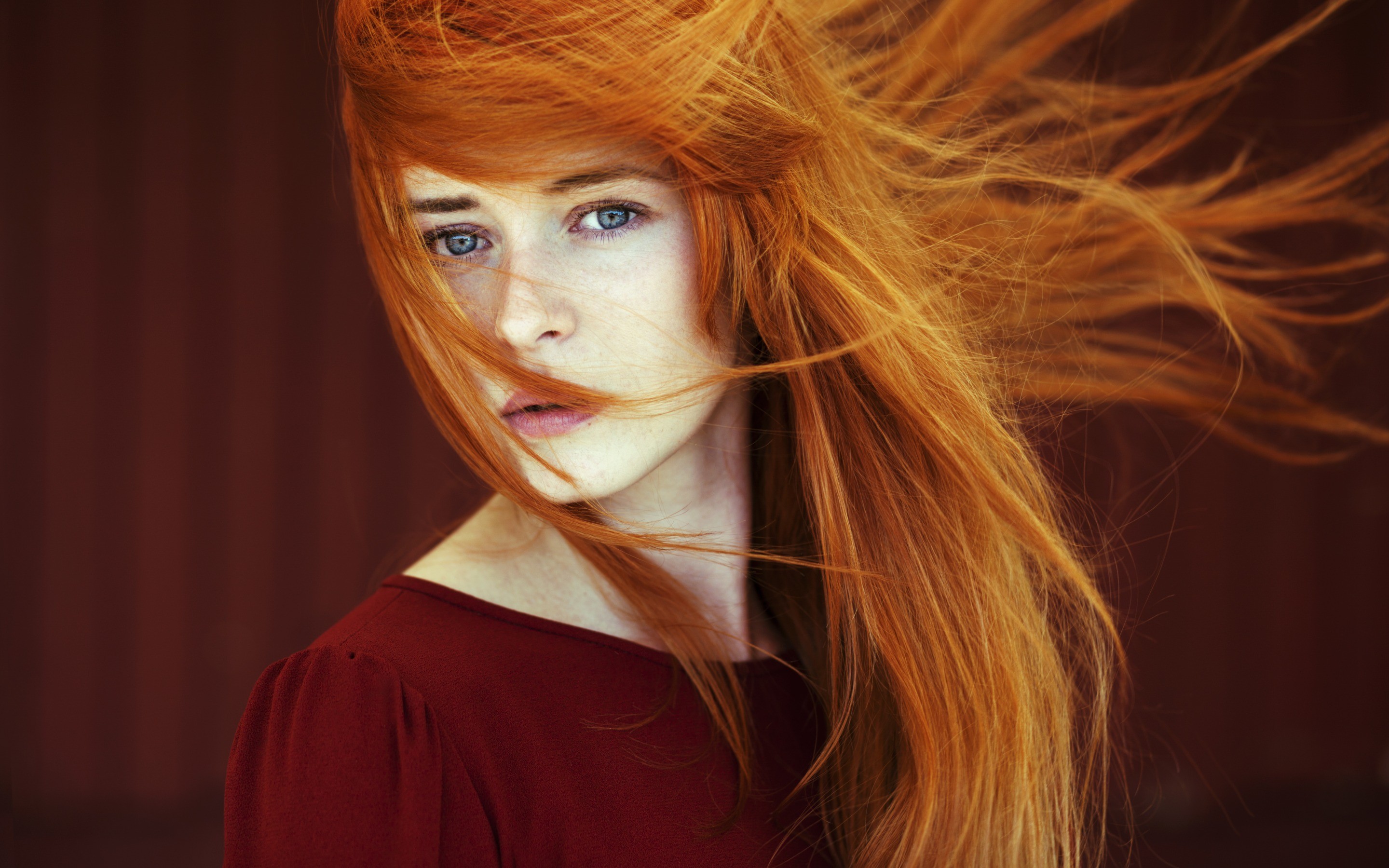 People 2880x1800 women long hair looking at viewer depth of field model blue eyes face redhead windy Maria Gneuss hair in face pale