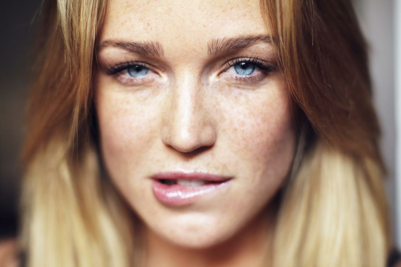 People 1280x853 women freckles blue eyes biting lips looking at viewer Caity Lotz face closeup model