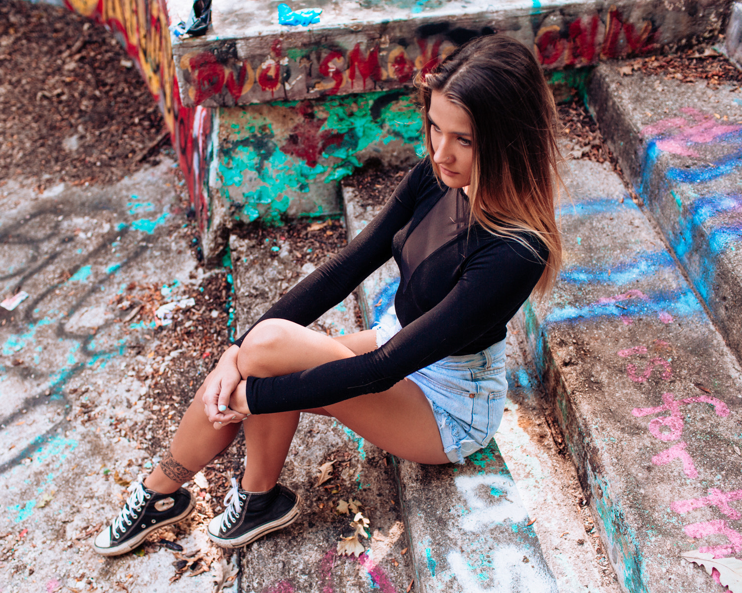 People 1500x1200 women sitting sneakers stairs jean shorts portrait tanned tattoo Converse looking away