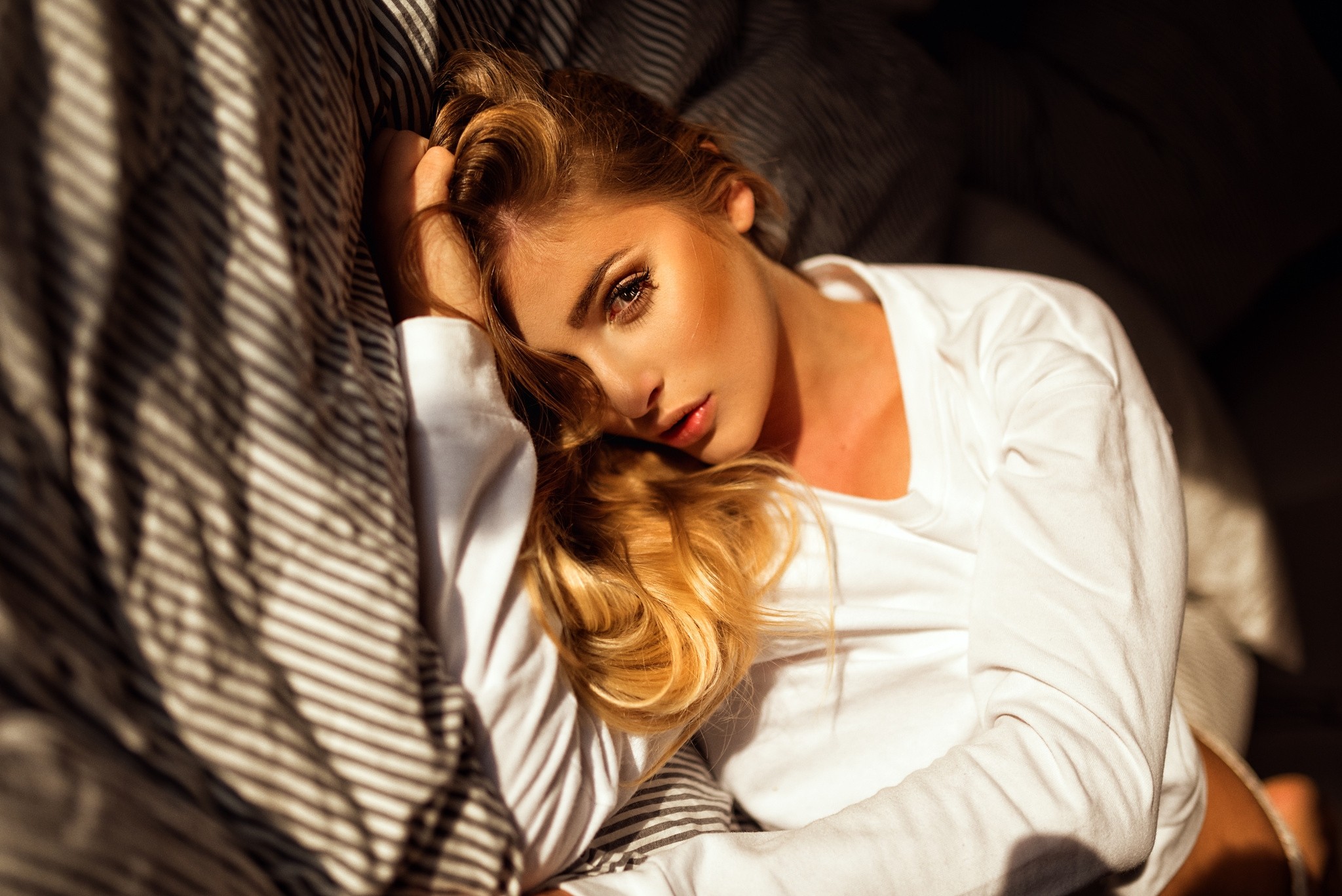 People 2048x1367 women blonde in bed portrait Miro Hofmann long hair closeup