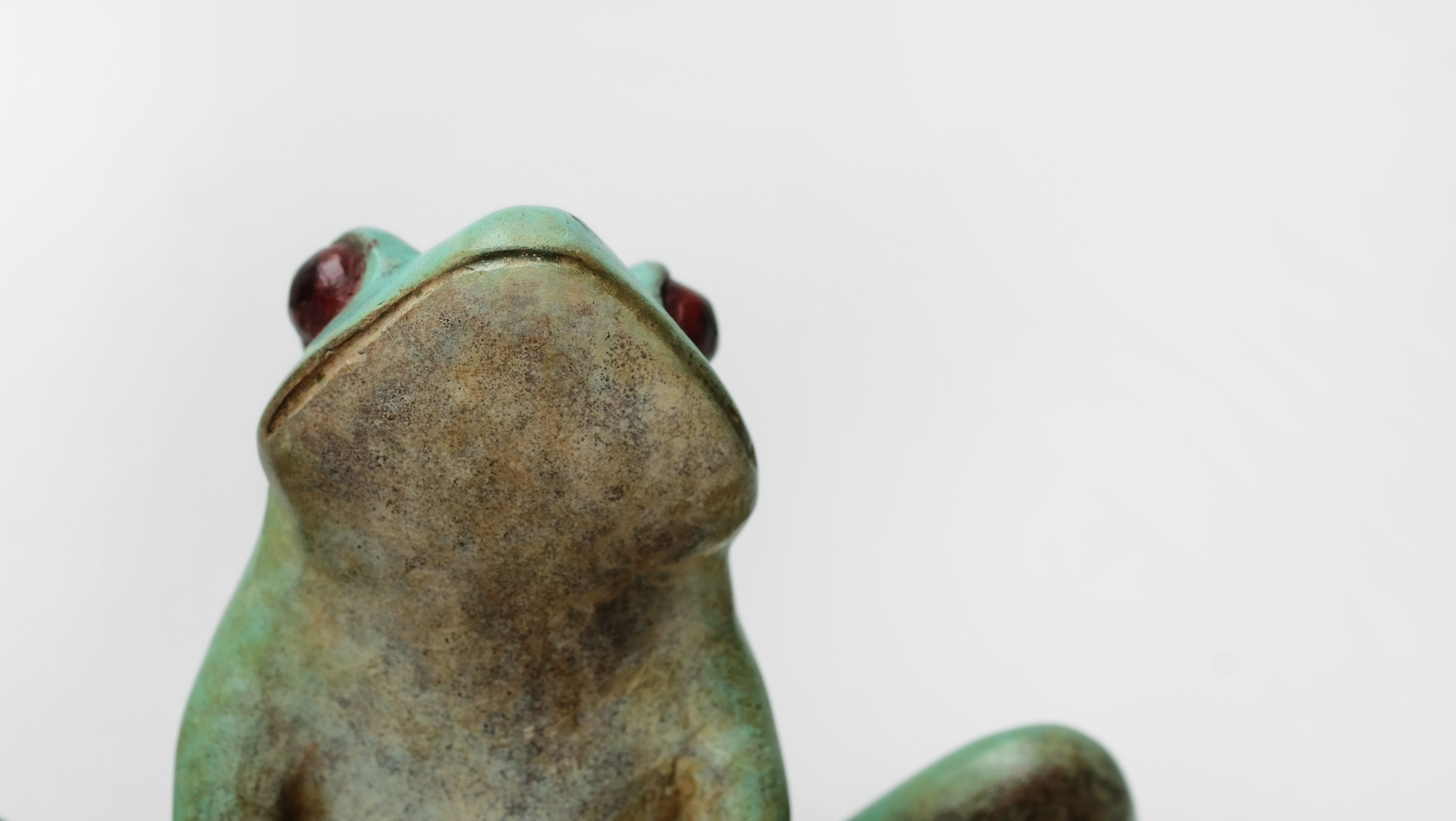 General 4896x2760 frog copper art installation simple background