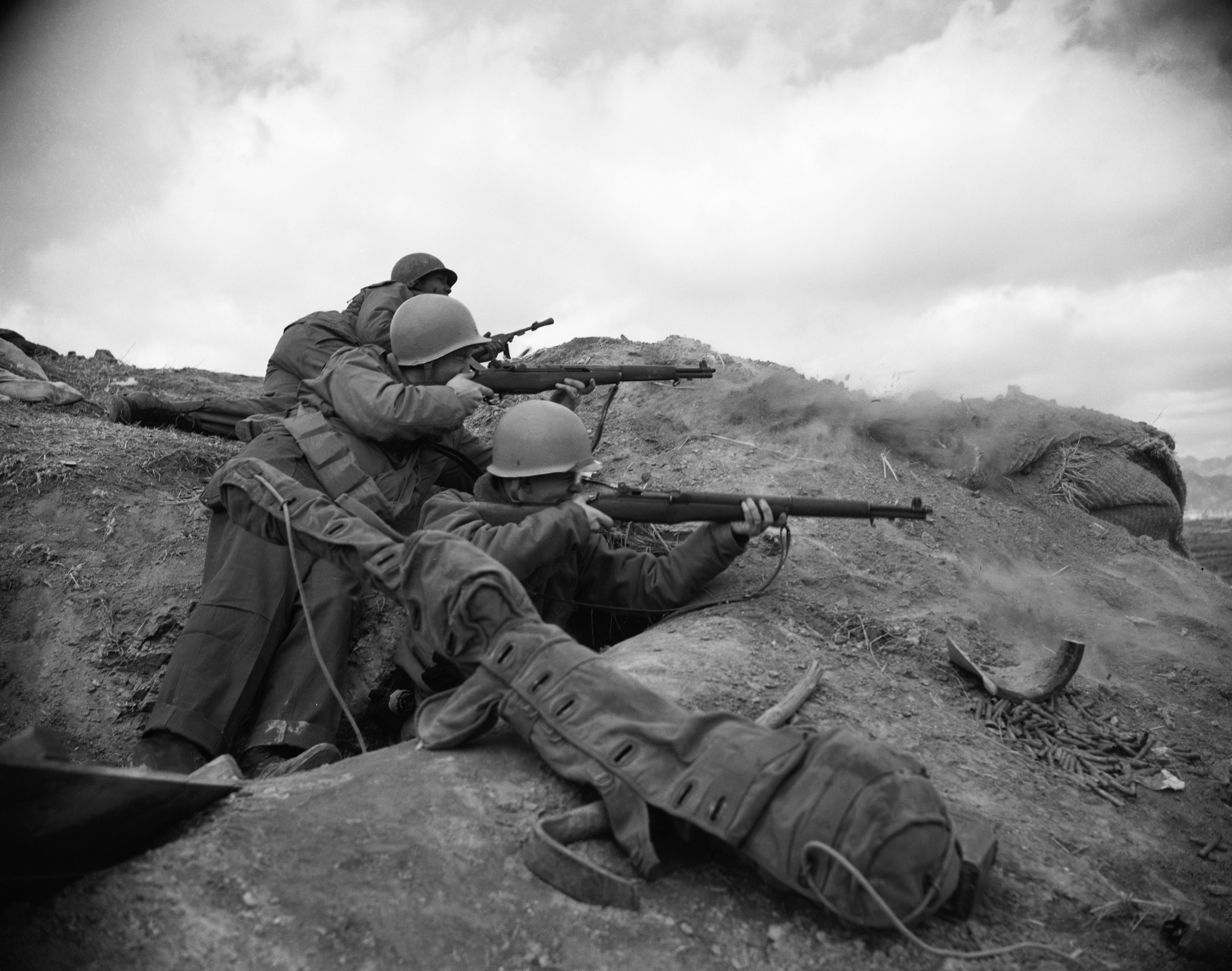 People 3624x2856 war soldier military M1 Garand shooting Korean War monochrome