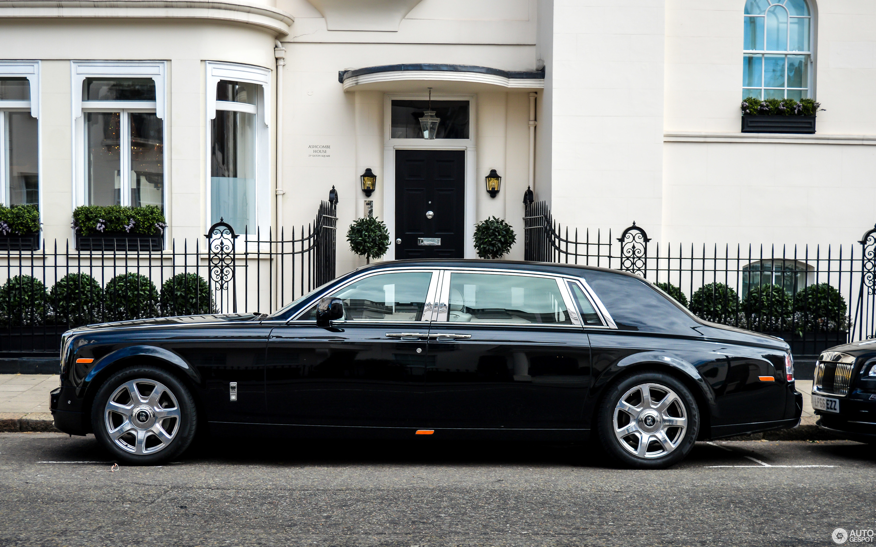 General 2880x1800 car Rolls-Royce luxury cars British cars side view building watermarked logo vehicle