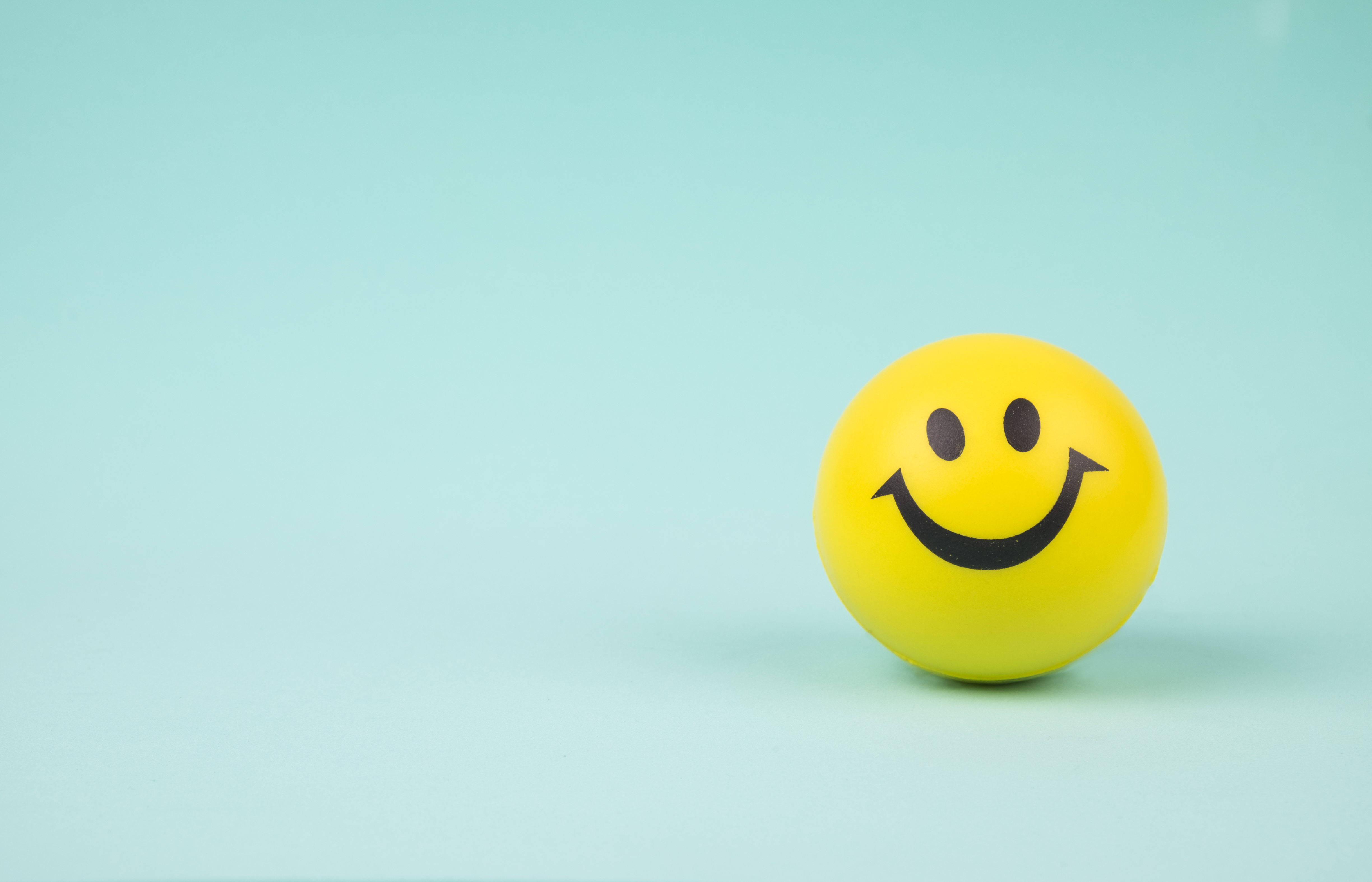 General 4896x3148 happy simple background smiling blue background ball minimalism