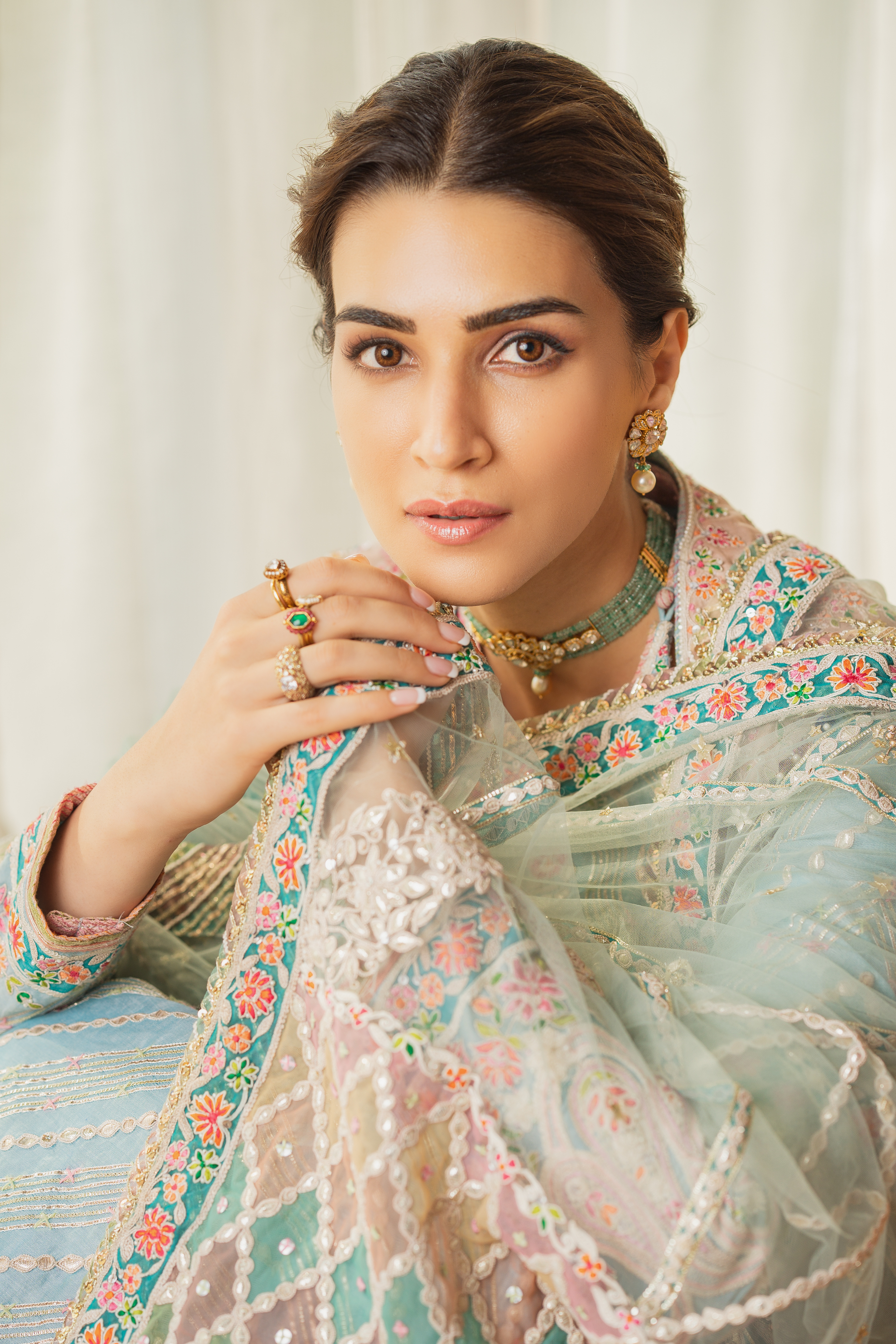 People 3843x5765 Bollywood actresses celebrity Kriti Sanon traditional clothing women portrait display simple background