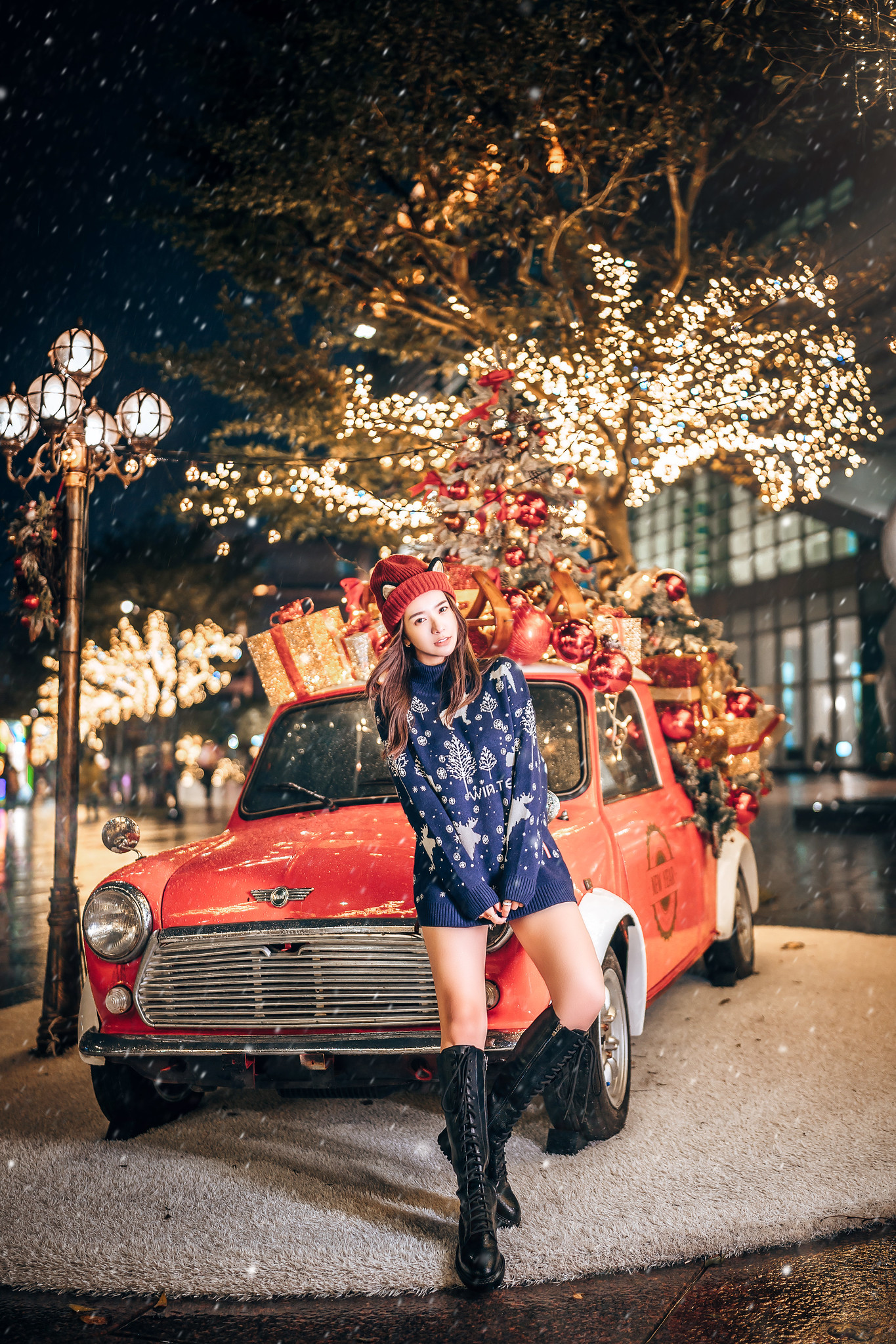 People 1365x2047 car vehicle Asian women model Christmas women with cars women with hats Christmas ornaments  red cars lights legs boots hat looking at viewer Sexy Funk Pig Chinese Chinese model