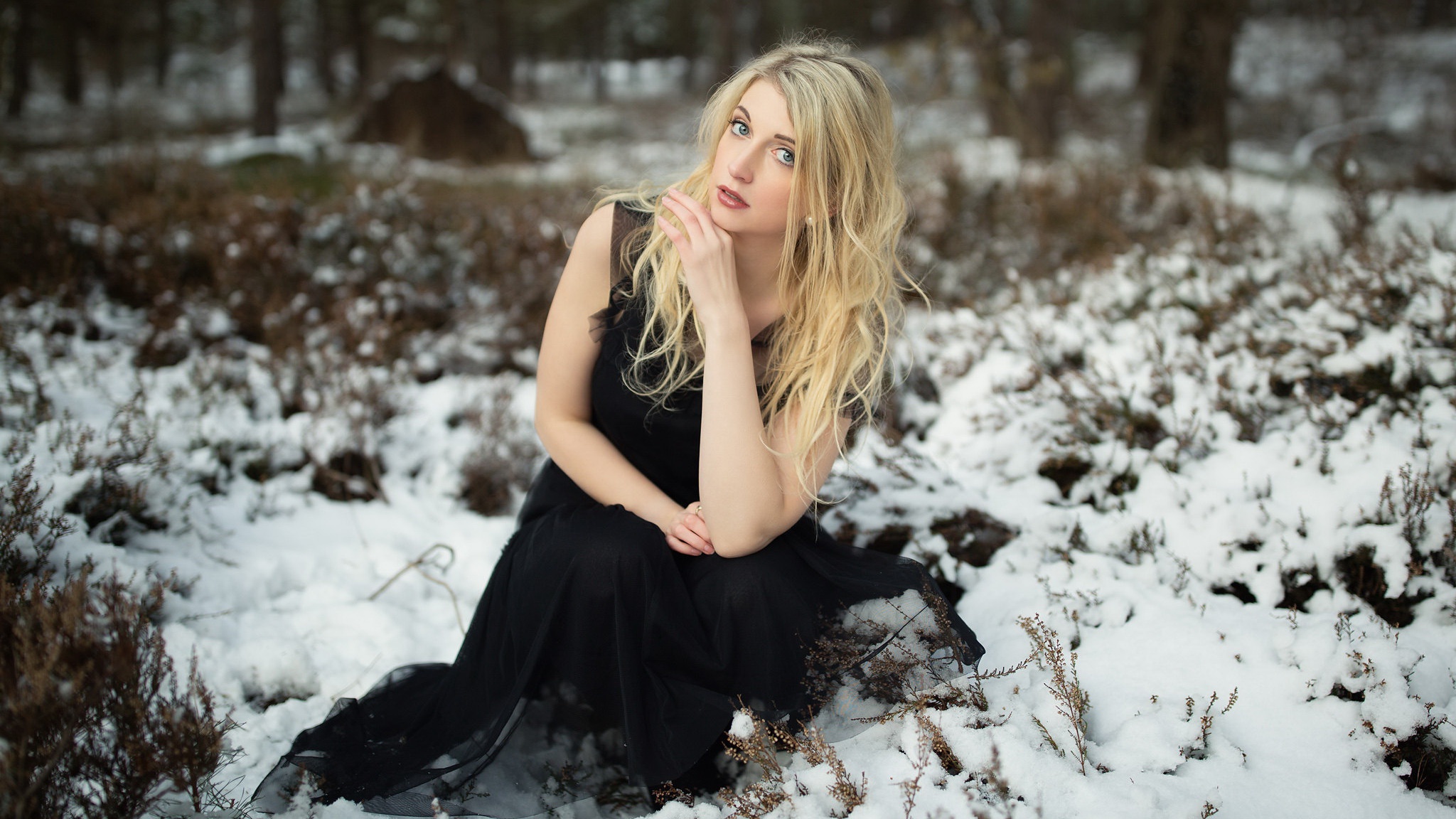 People 2048x1152 women model women outdoors outdoors winter snow cold blonde long hair looking at viewer