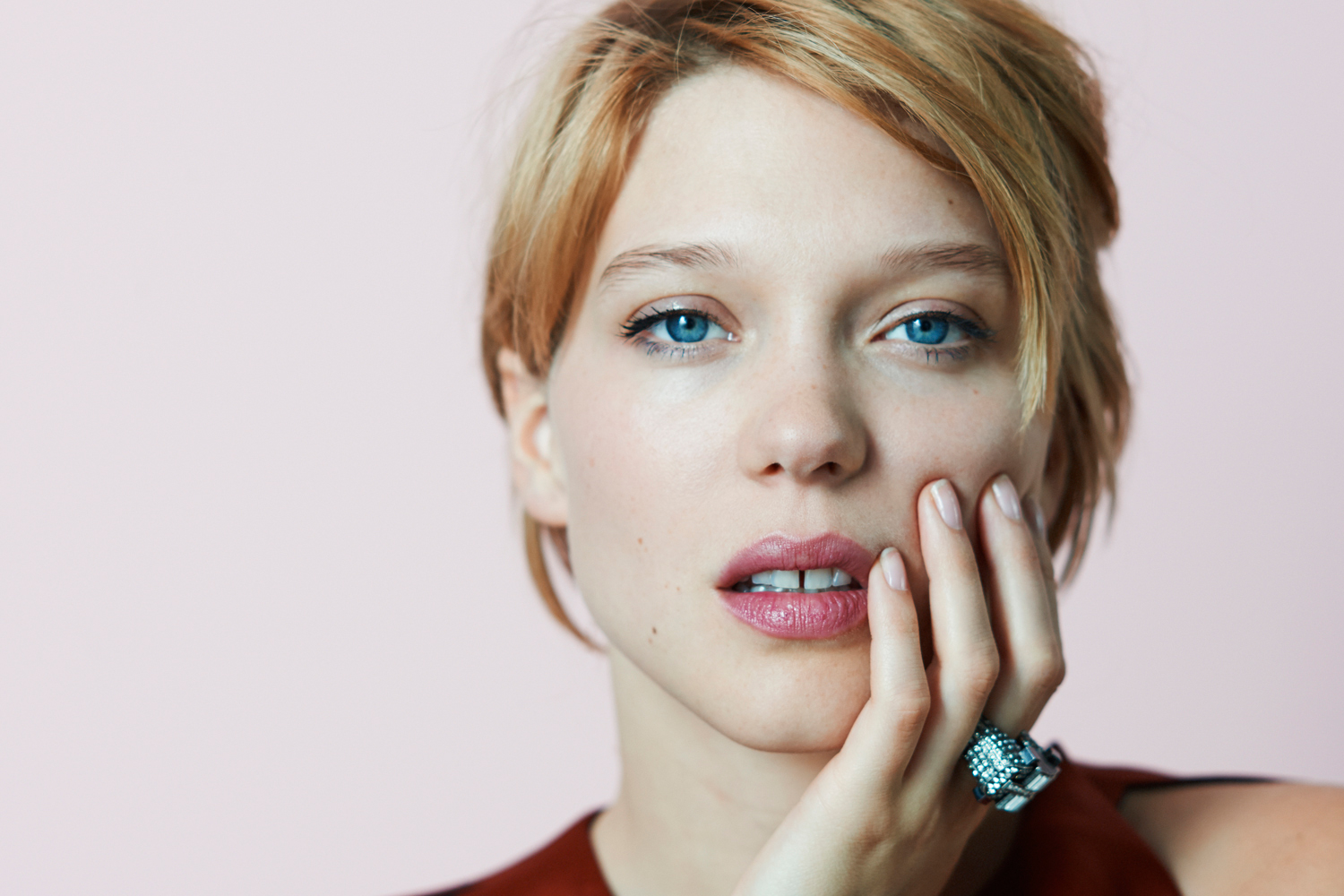 actress, Léa Seydoux, blue eyes, French actress, French women, hand on face,  face, looking at viewer, women, women indoors, short hair, lipstick,  makeup, rings, simple background, closeup, studio