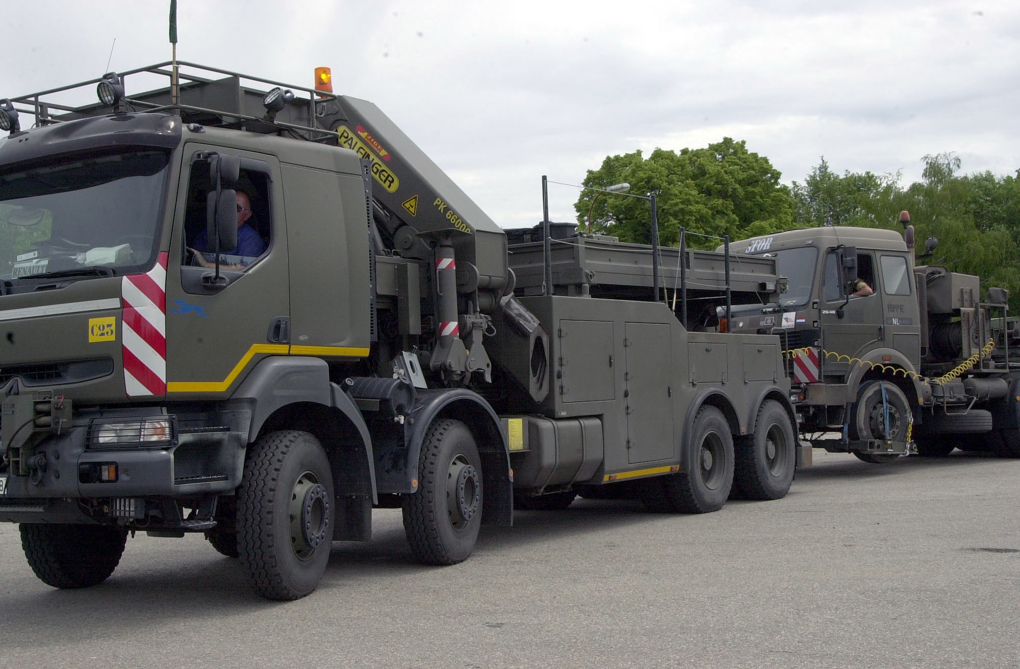 General 2000x1312 military vehicle truck road
