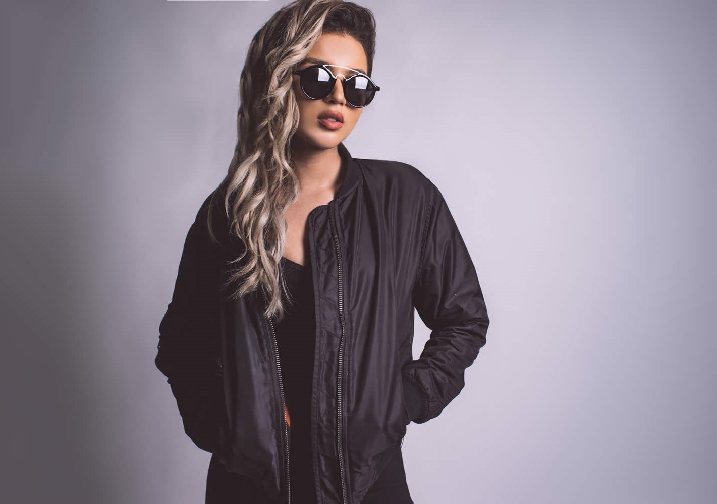 People 1421x1000 sunglasses women women with shades blonde simple background women indoors indoors studio red lipstick black clothing gray background model long hair dyed hair