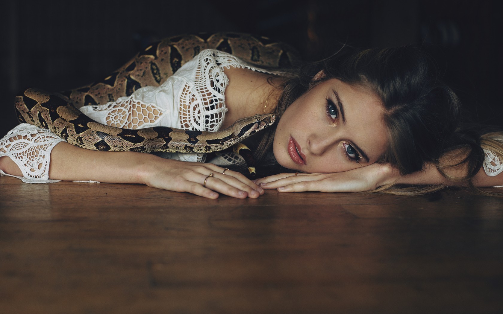 People 1680x1050 women blue eyes snake looking at viewer lying on front on the floor Camille Rochette women with snake makeup women indoors indoors dark hair red lipstick animals closeup