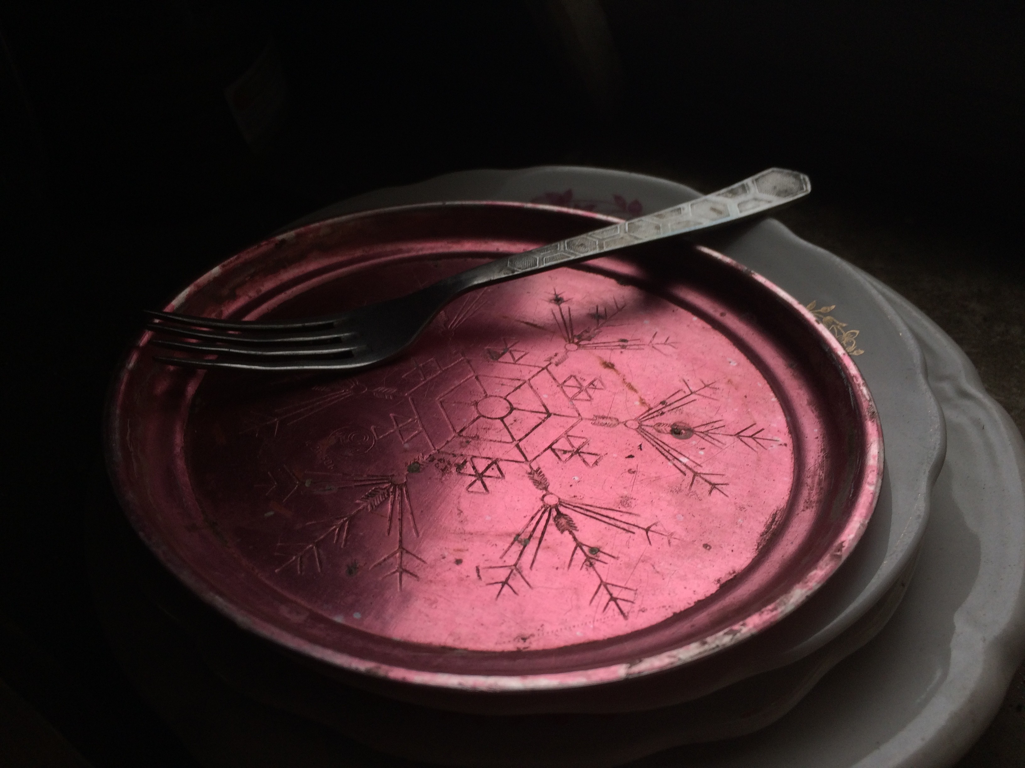 General 3264x2448 fork metal plates pink dark background silverware minimalism closeup