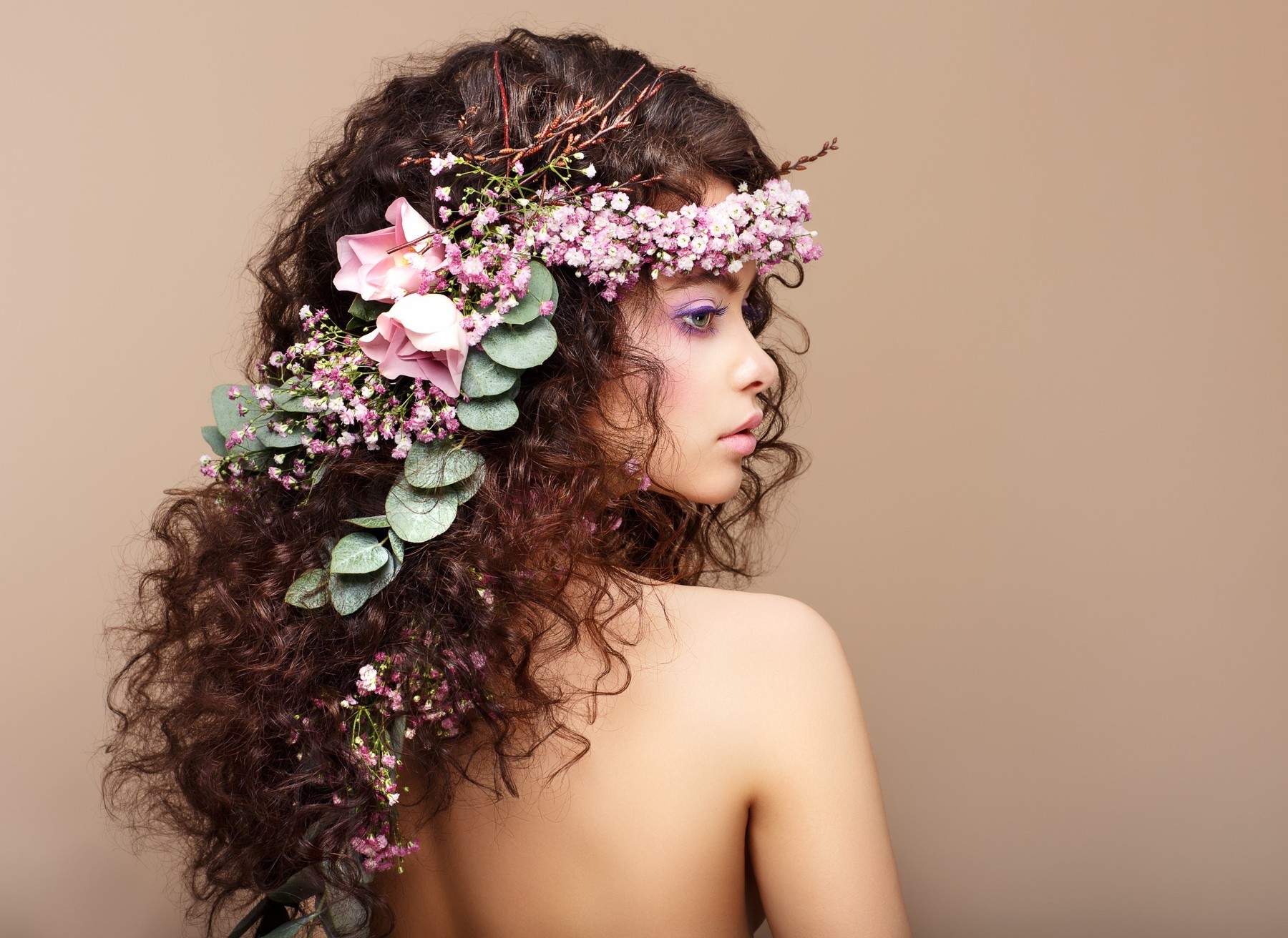 People 1800x1312 women model brunette long hair face portrait flowers curly hair bare shoulders flower in hair leaves simple background profile