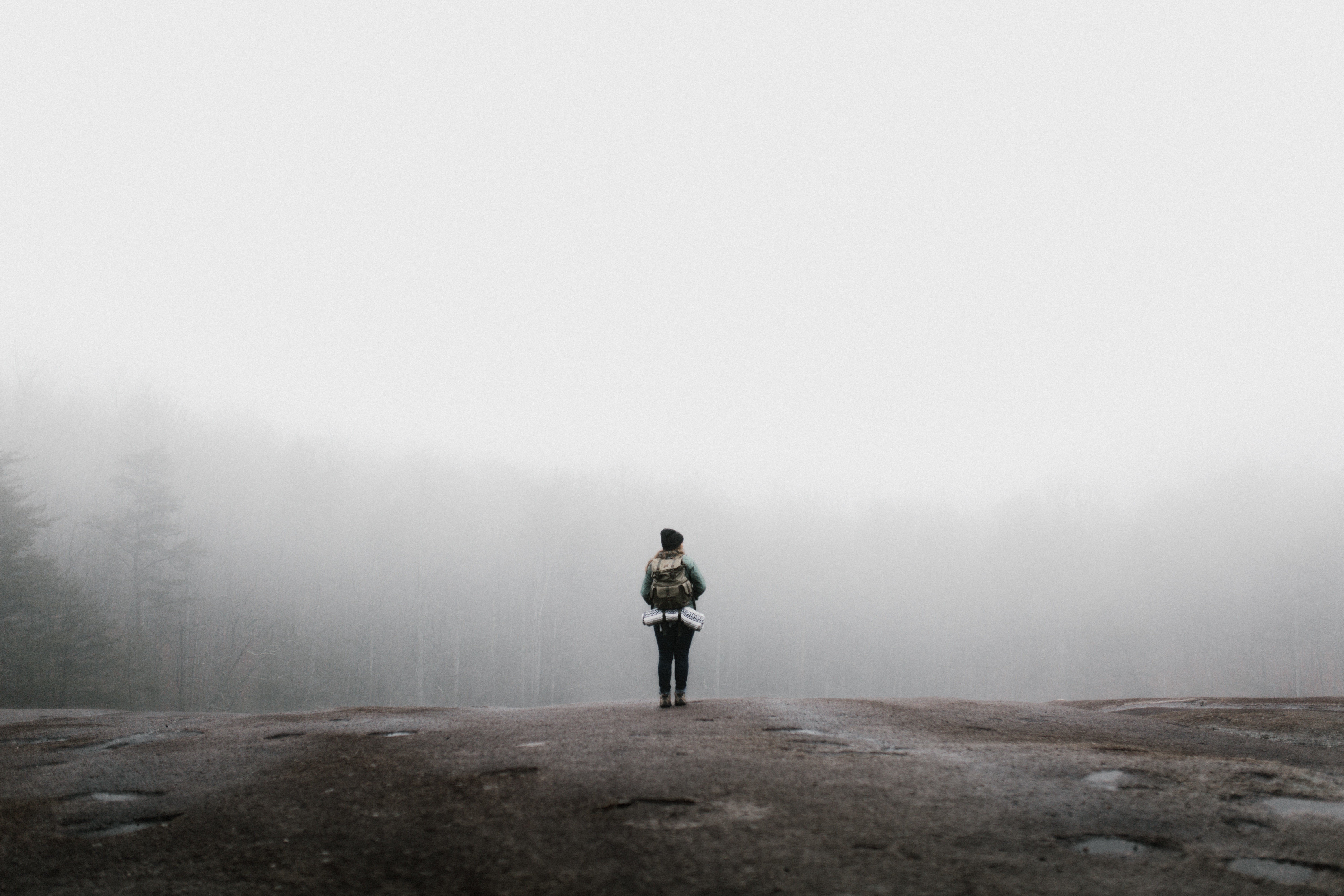Потерянный в облаке 99. Одинокий человек в тумане. Девушка в тумане. Человек на дороге в тумане. Силуэт человека в тумане.