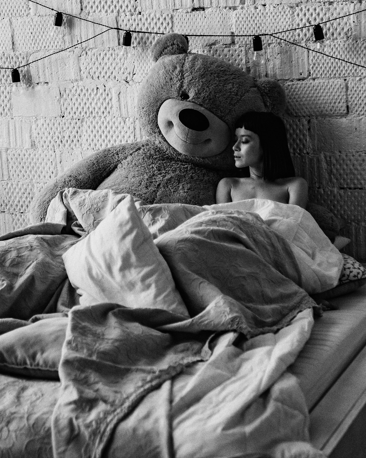 People 1200x1500 women model in bed monochrome teddy bears