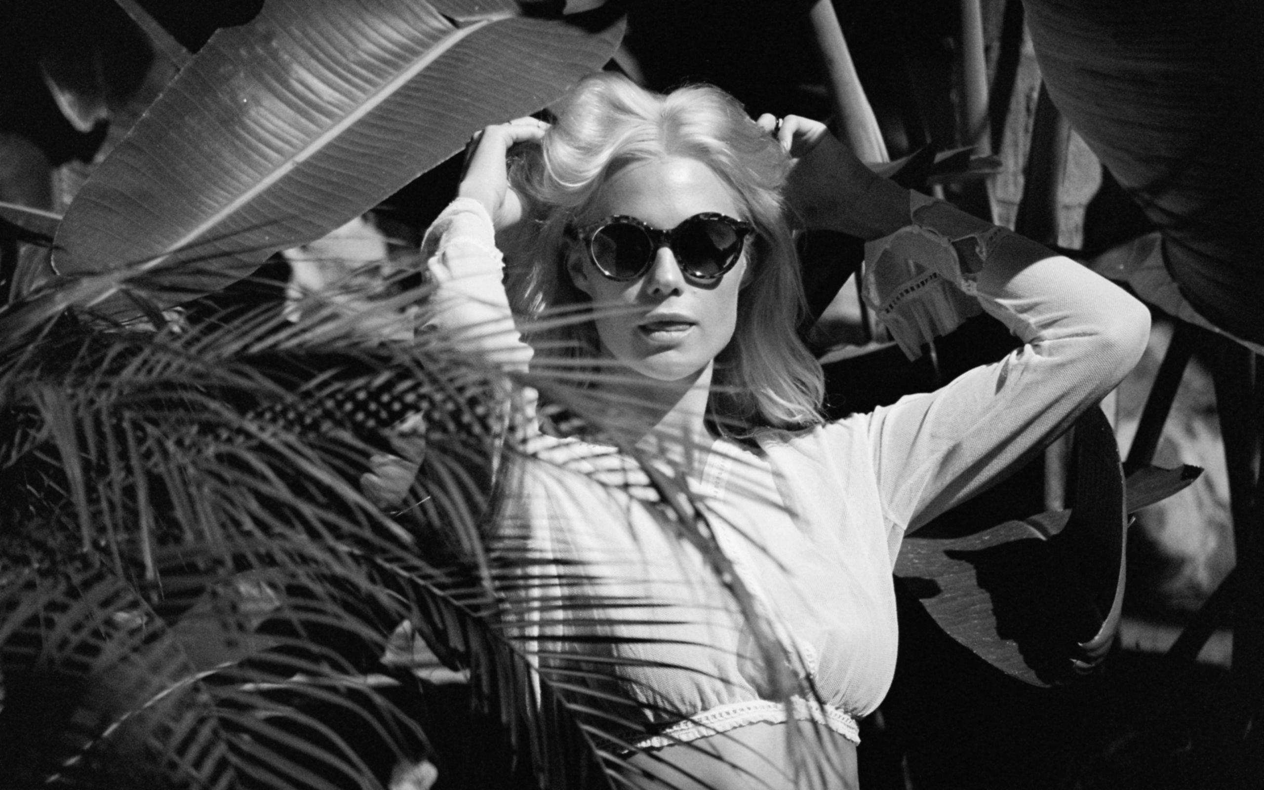 People 2560x1600 Becca Hiller monochrome model women blonde plants leaves sunglasses arms up women with shades parted lips women outdoors