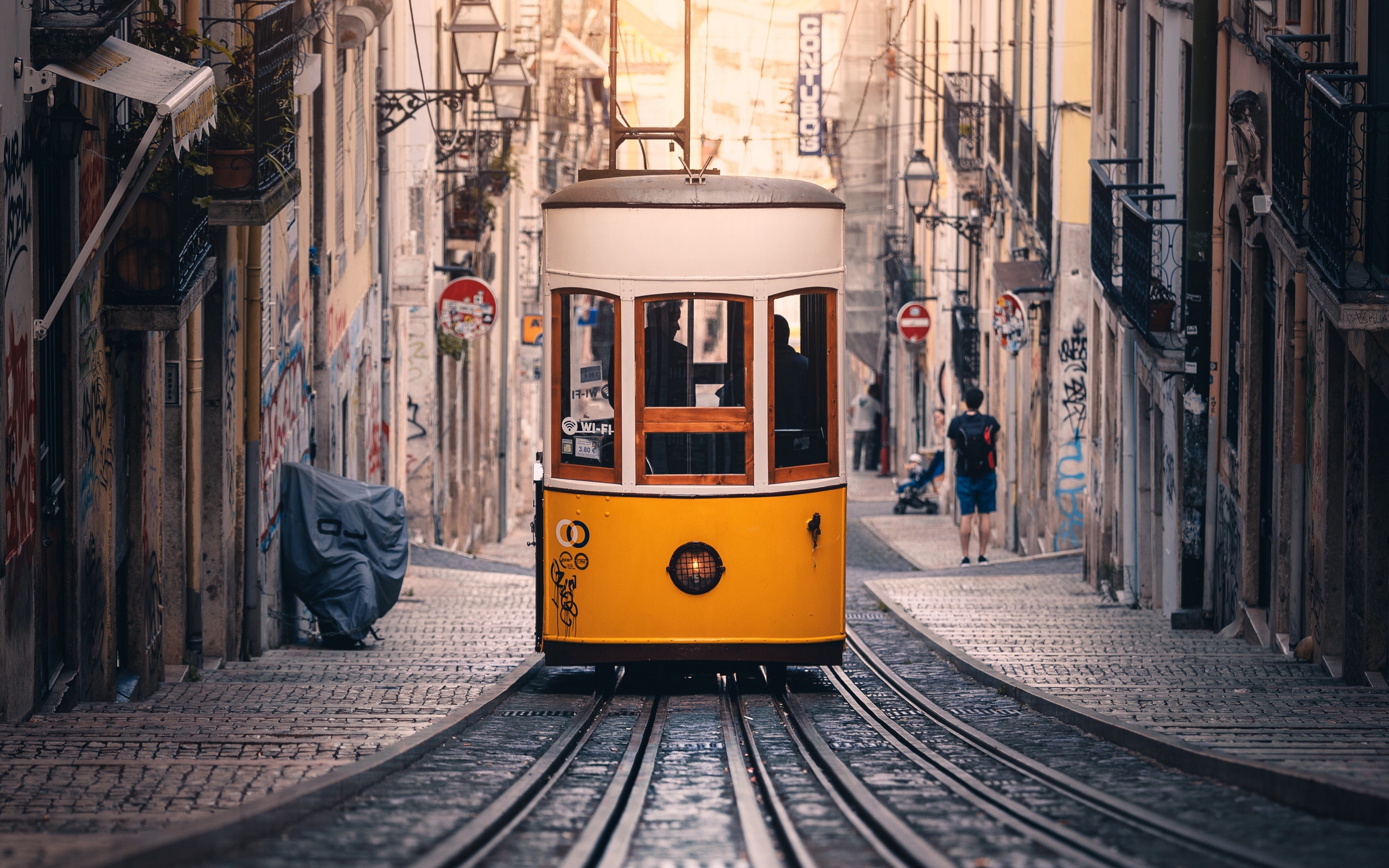 General 2560x1600 city tram vehicle Lisbon Portugal