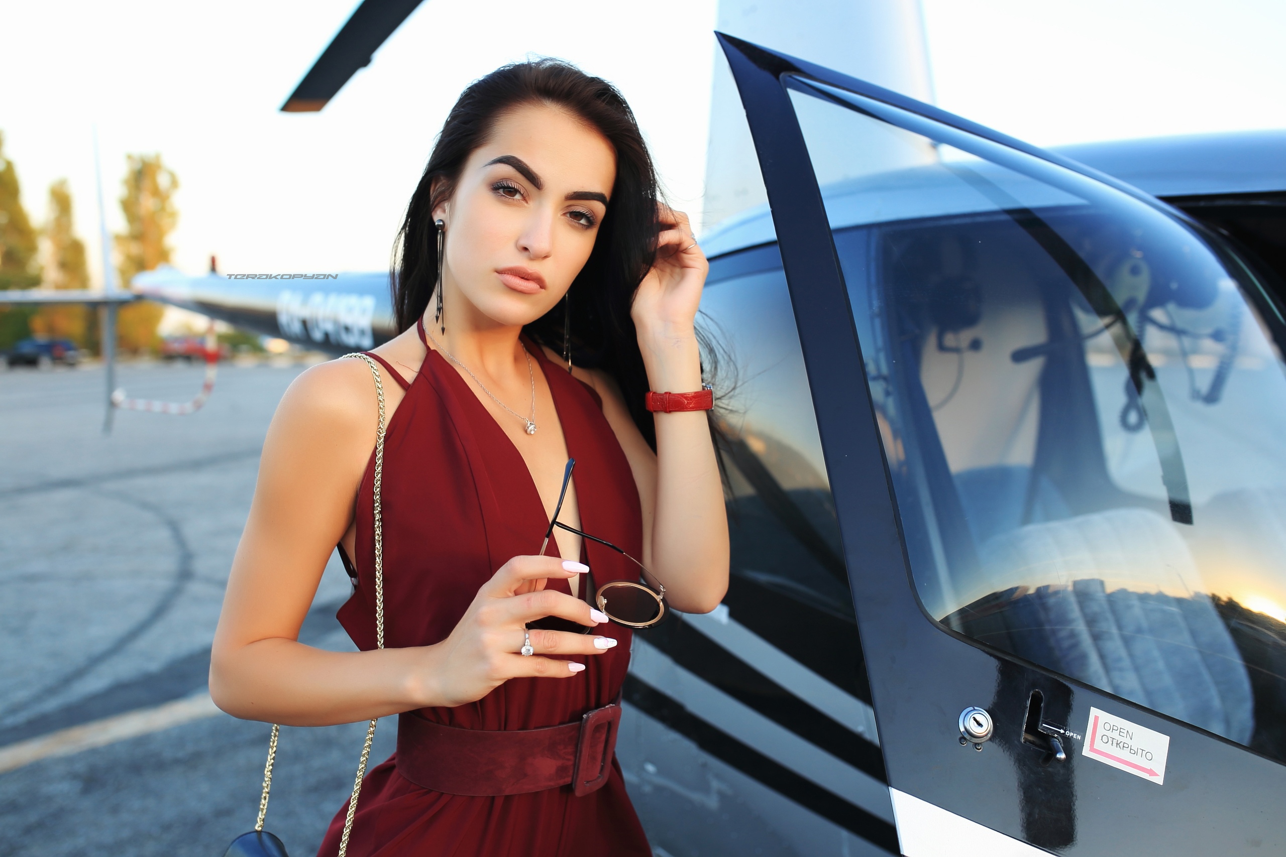 People 2560x1707 women red dress portrait helicopters cleavage necklace sunglasses brunette painted nails belt
