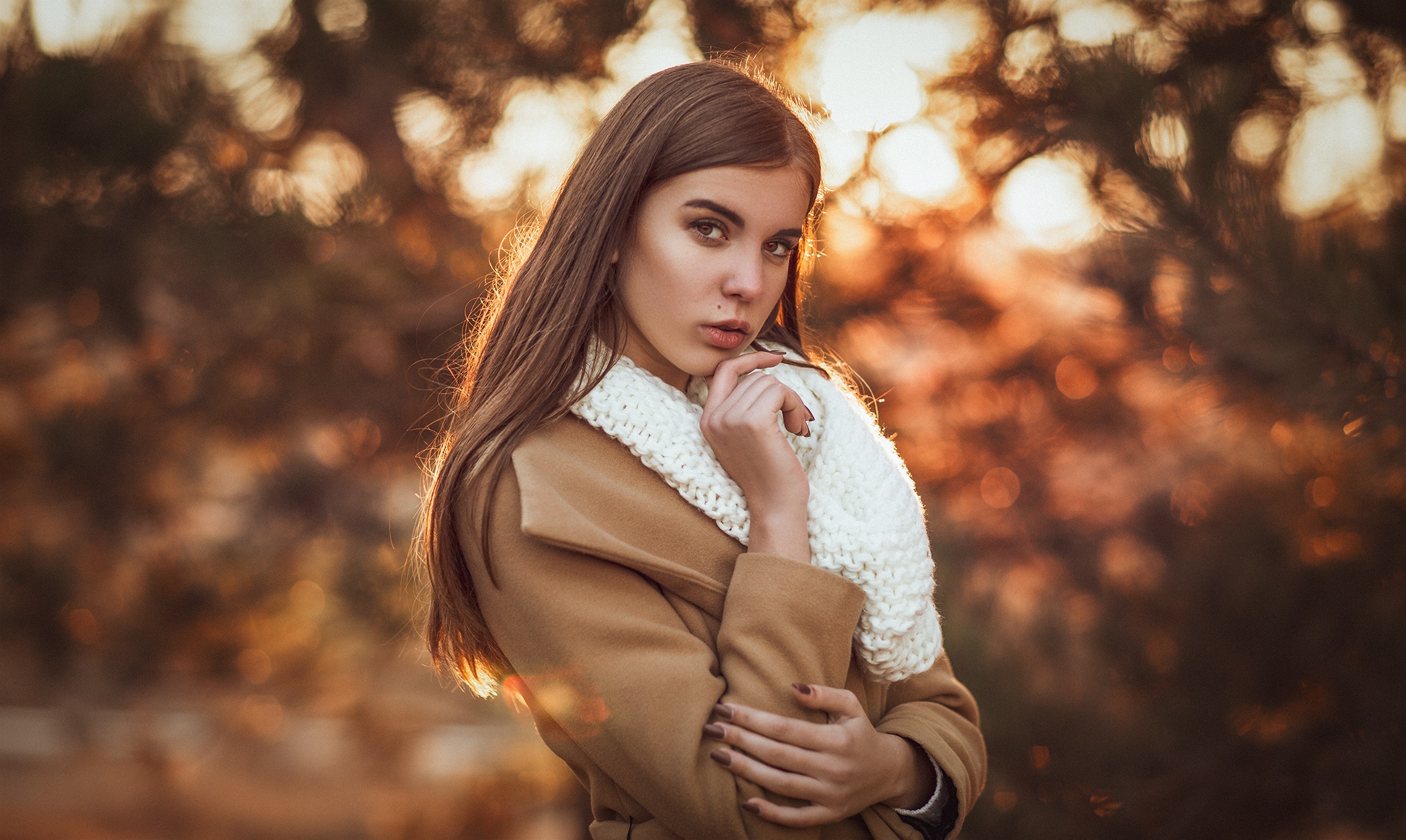 People 2100x1255 women model brunette long hair looking at viewer outdoors portrait scarf coats brown coat painted nails lens flare depth of field women outdoors straight hair brown eyes long nails touching face