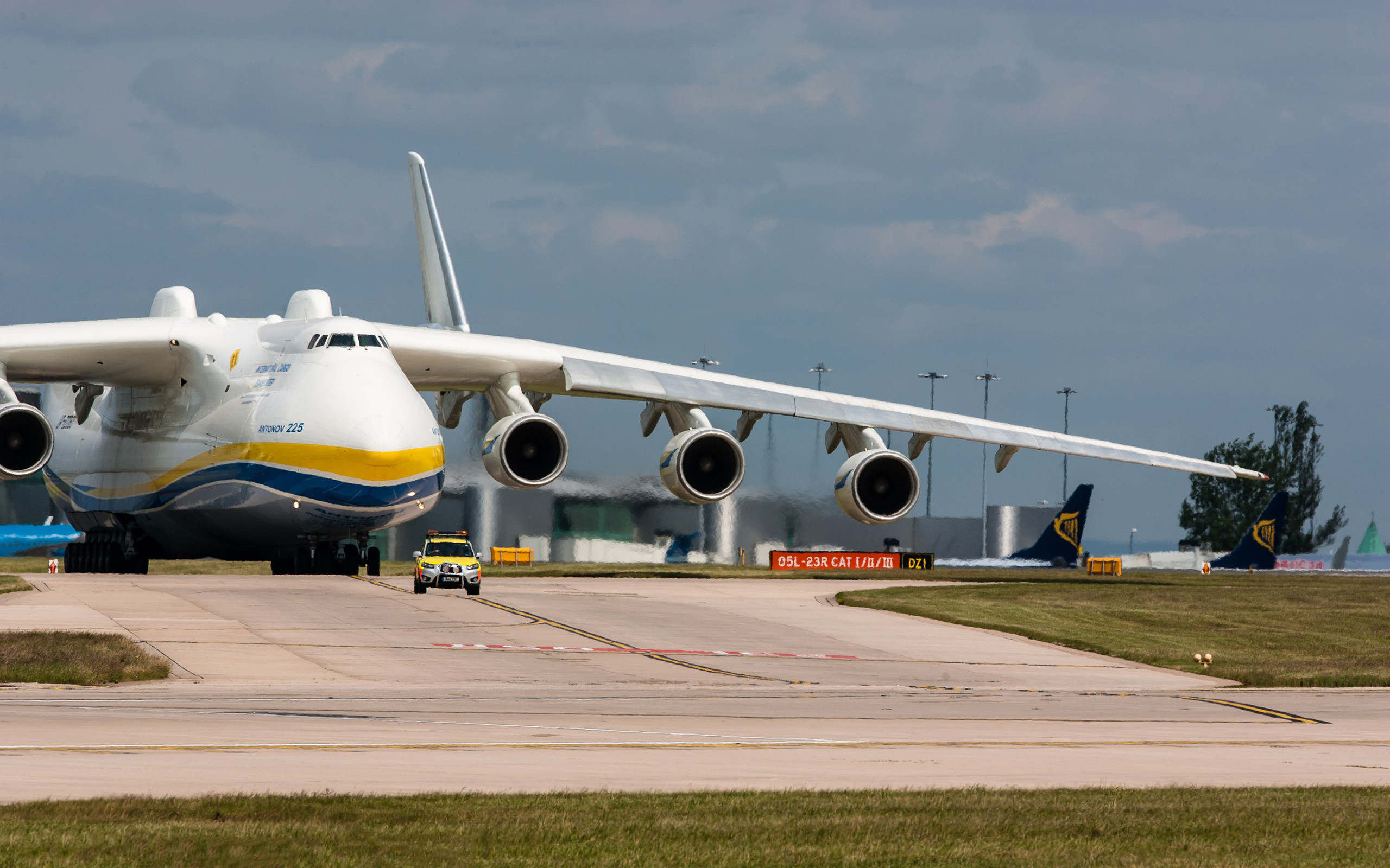 General 2560x1600 Antonov An-225 Mriya aircraft cargo airport runway transport vehicle Ukrainian aircraft