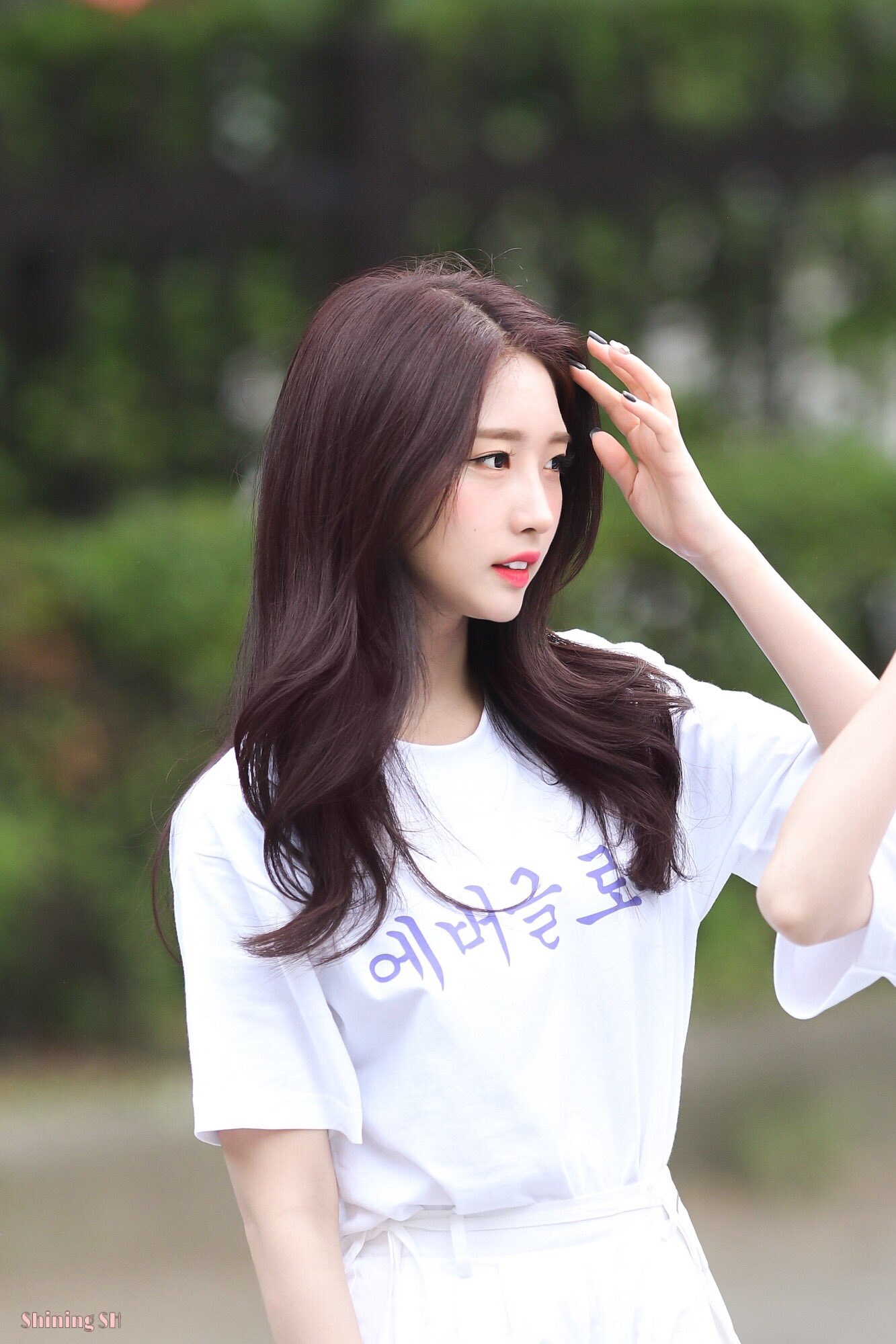 People 1333x2000 EVERGLOW K-pop Sihyeon (Kim Sihyeon) Asian women brunette T-shirt white tops