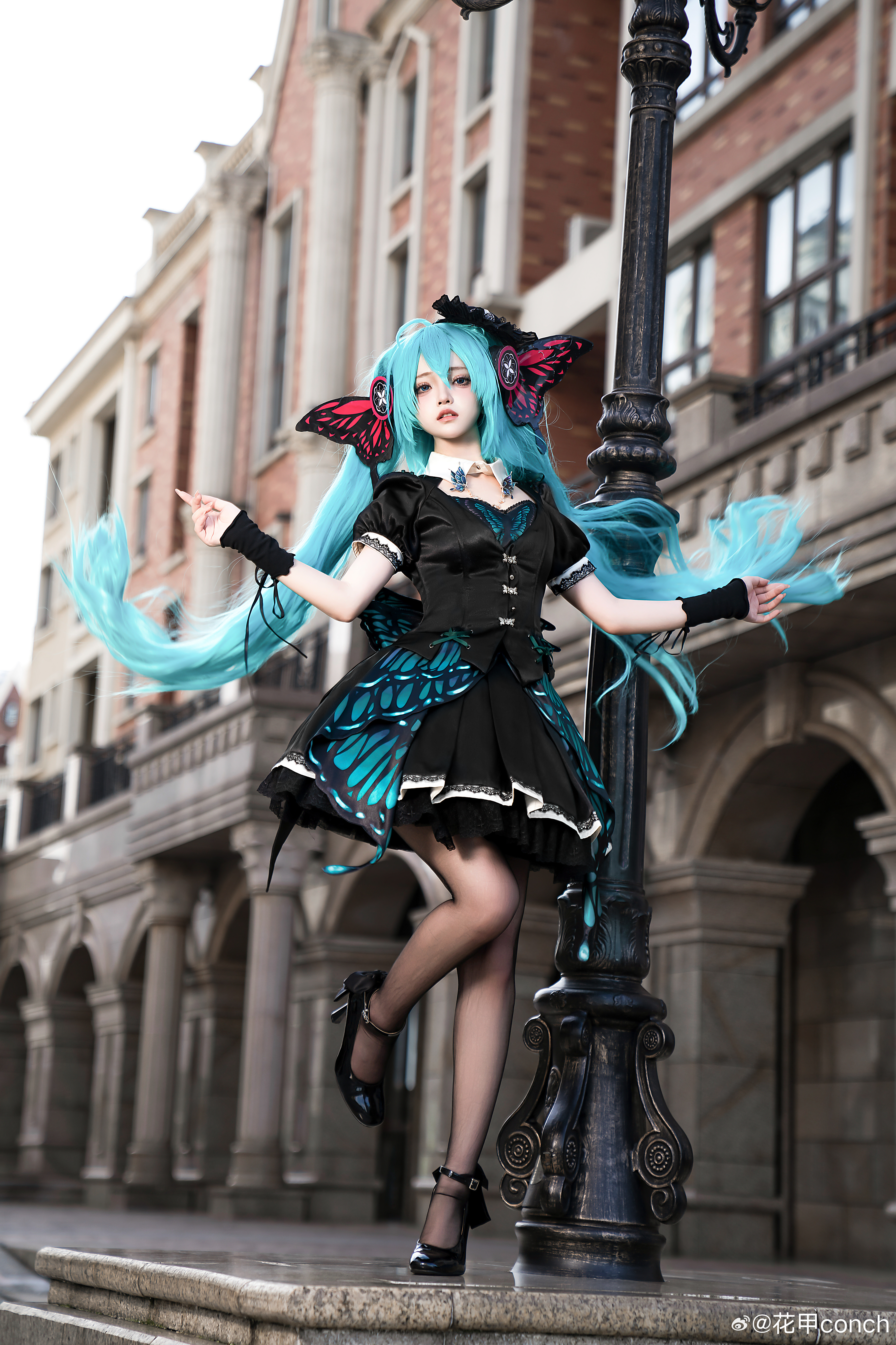 People 6177x9266 cosplay Asian women portrait display Conch (花甲) anime girls Vocaloid hair between eyes Hatsune Miku long hair blue hair blue eyes parted lips pantyhose women outdoors building black clothing dress standing watermarked