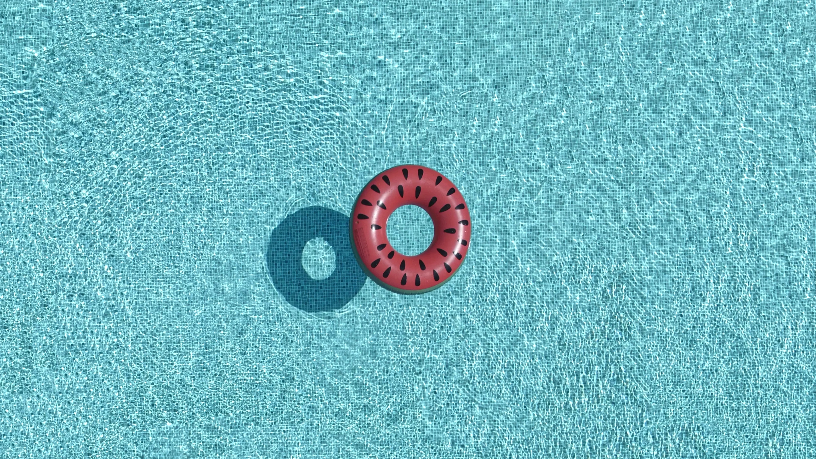 General 2724x1532 swimming pool water photography floating simple background shadow minimalism