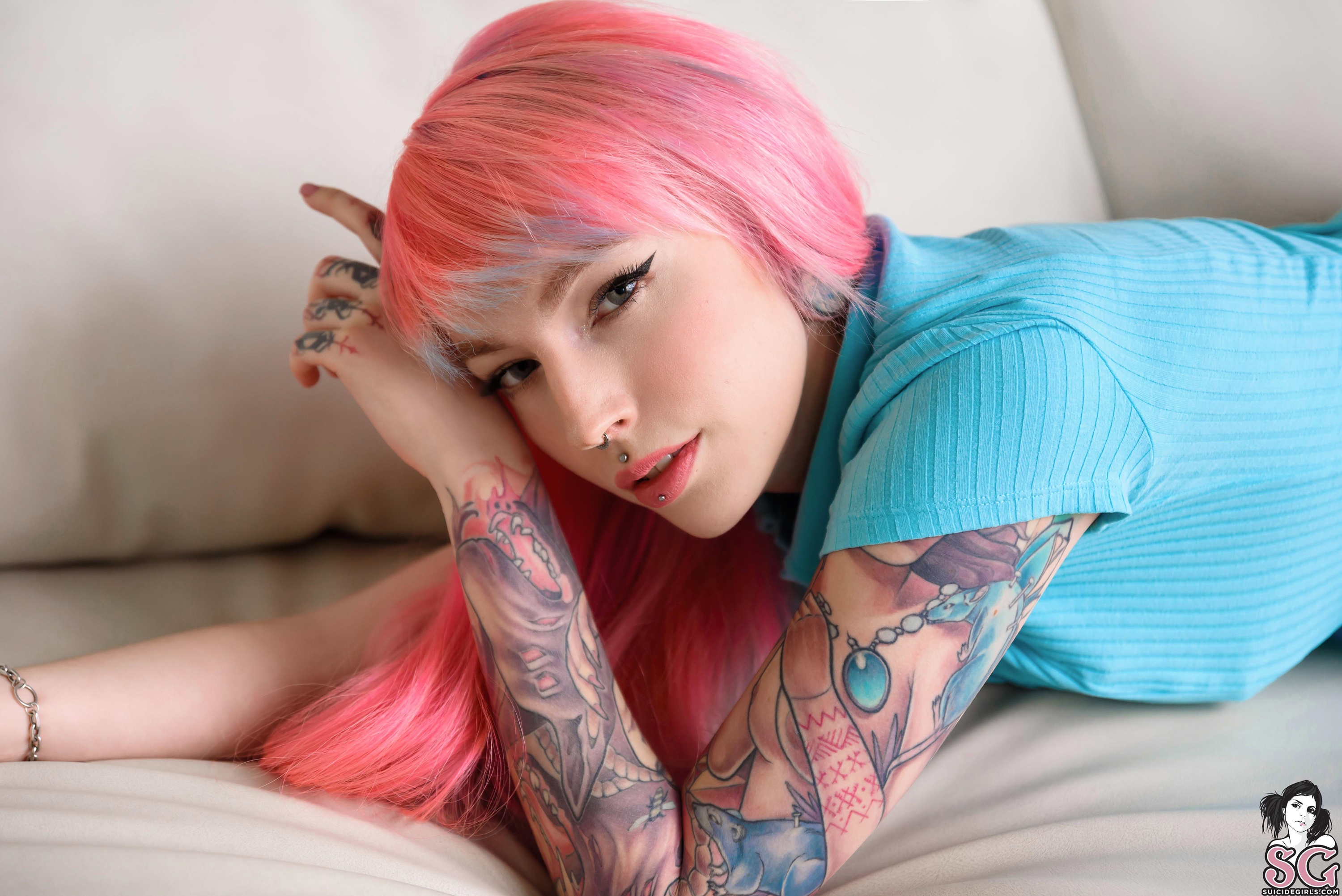 People 3000x2003 Hellia Suicide Suicide Girls dyed hair women inked girls tattoo women indoors looking at viewer couch face eyeliner piercing pink lipstick
