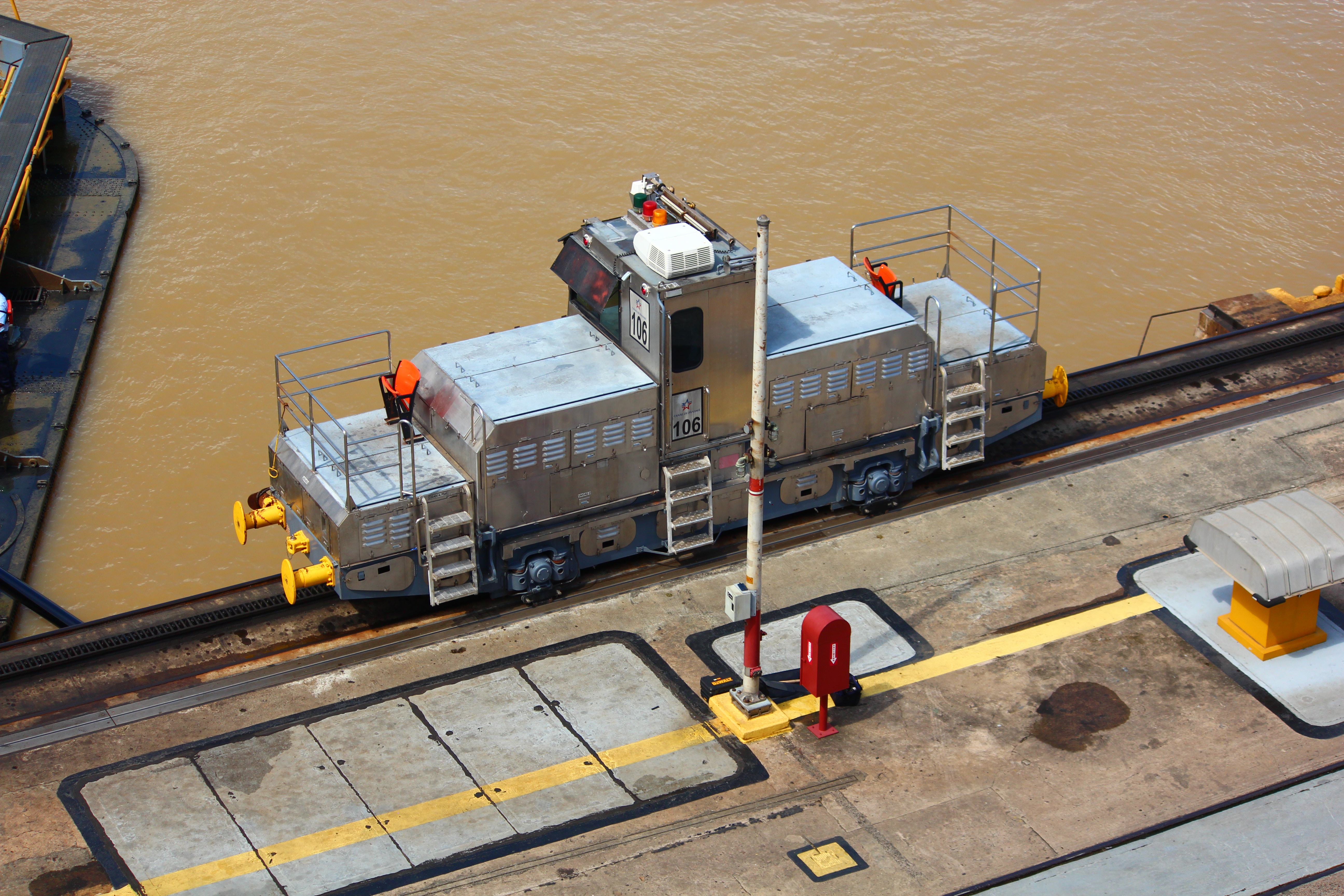 General 5184x3456 vehicle transport Panama train tugboat Panama Canal water locomotive