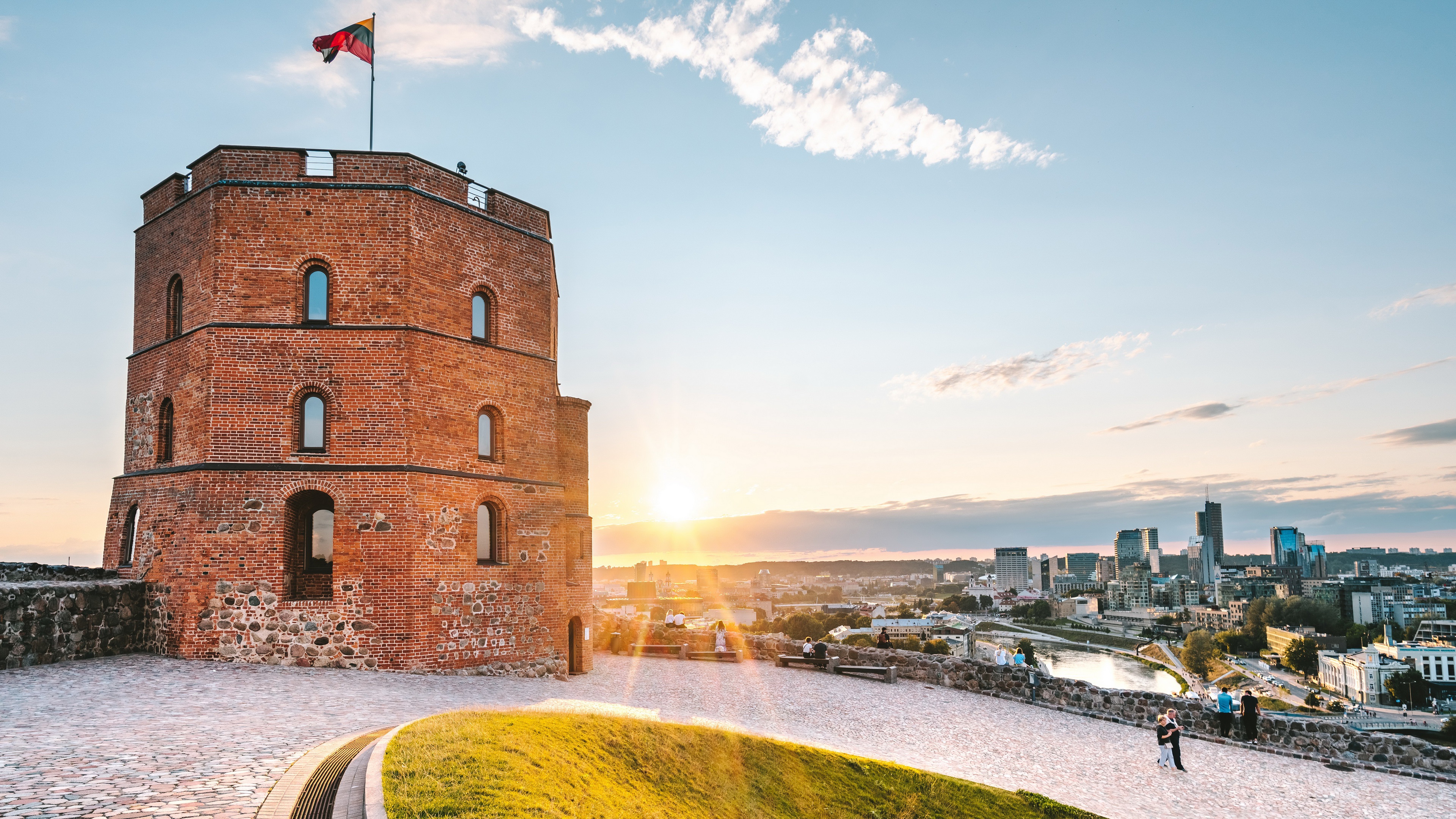 General 3840x2160 Vilnius sunlight Lithuania flag cityscape sky Gediminas Castle Tower