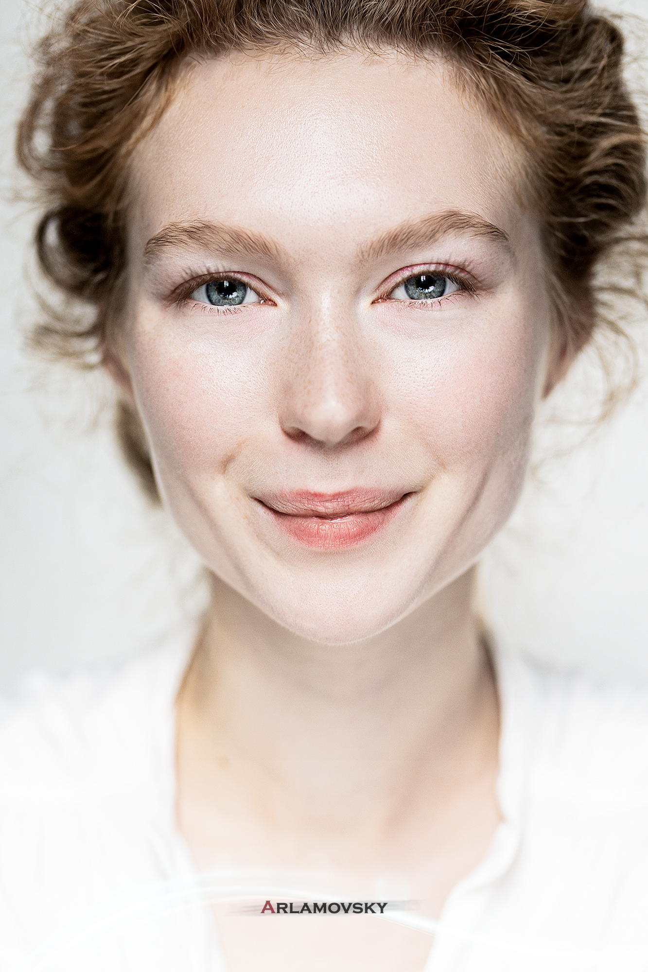 People 1333x2000 arlamovsky photography portrait retouching women women indoors redhead face eyes smiling white background portrait display closeup watermarked