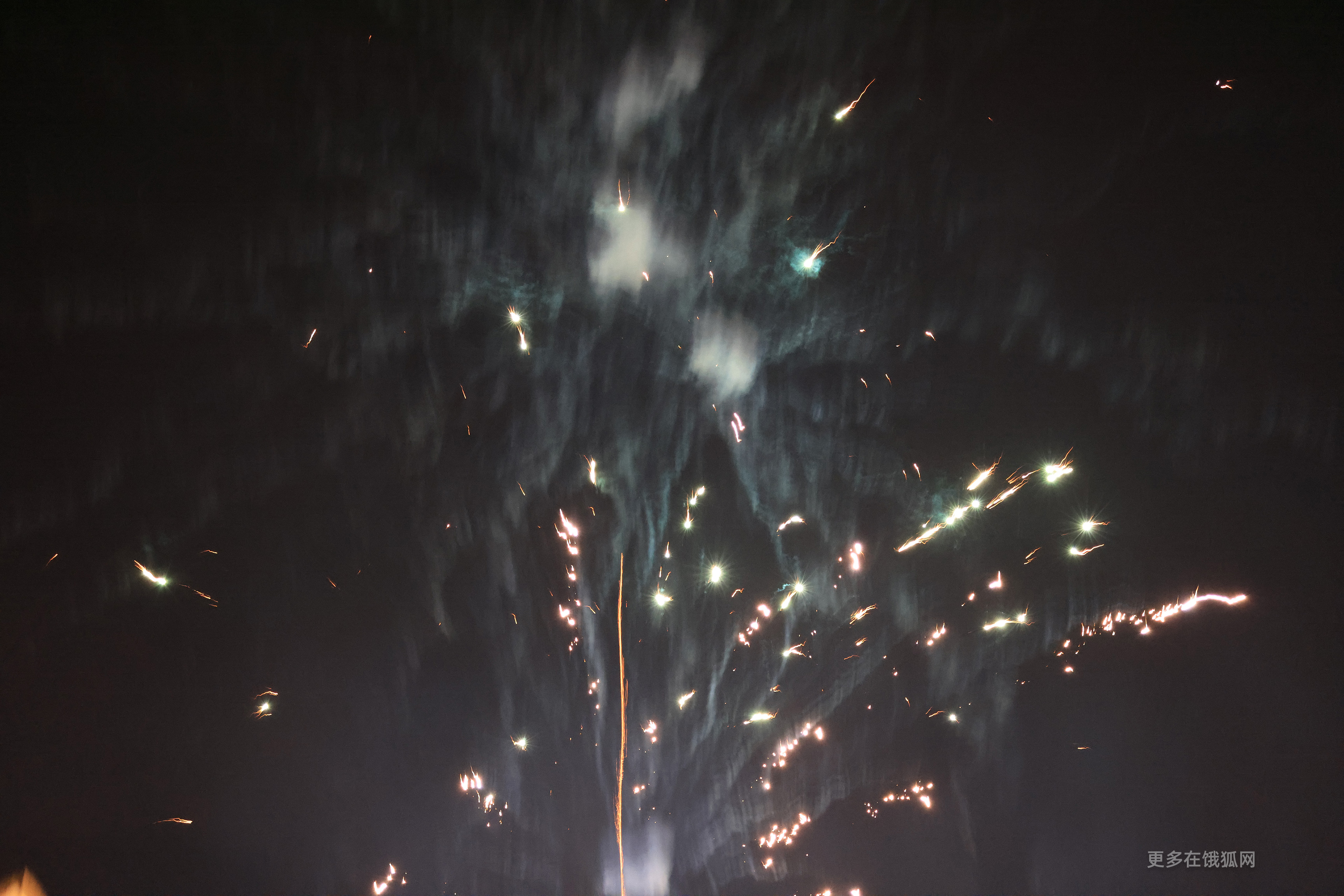 General 3456x2305 fireworks blast New Year